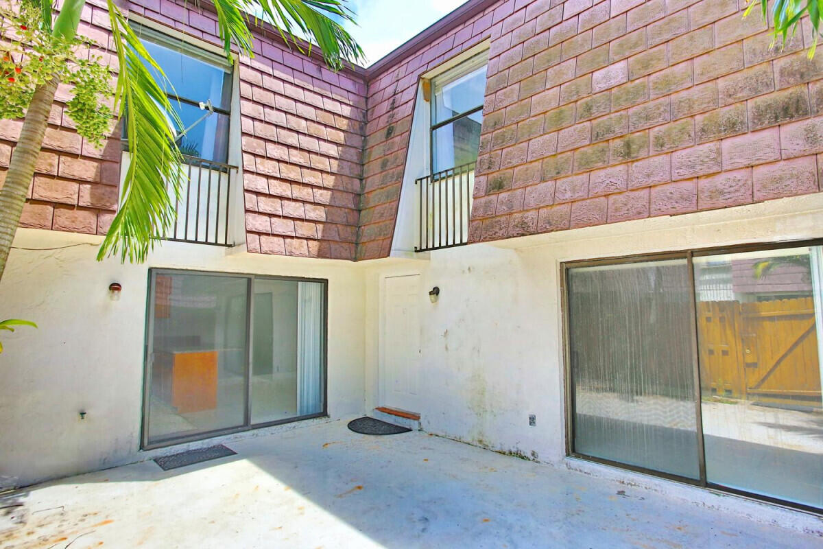 7531 Courtyard Run E Property Photo 3