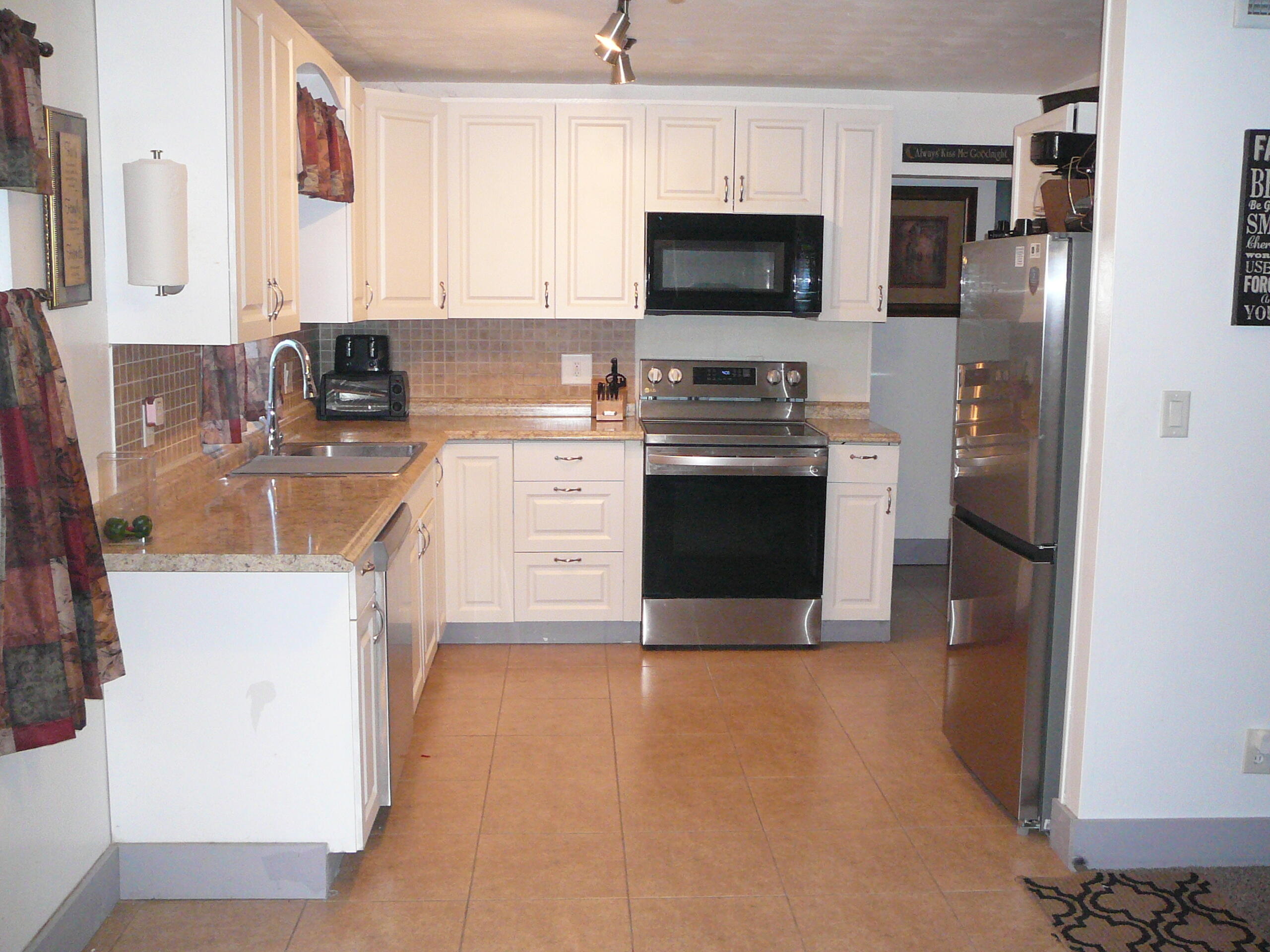 2100 W Esplanade Property Photo 5