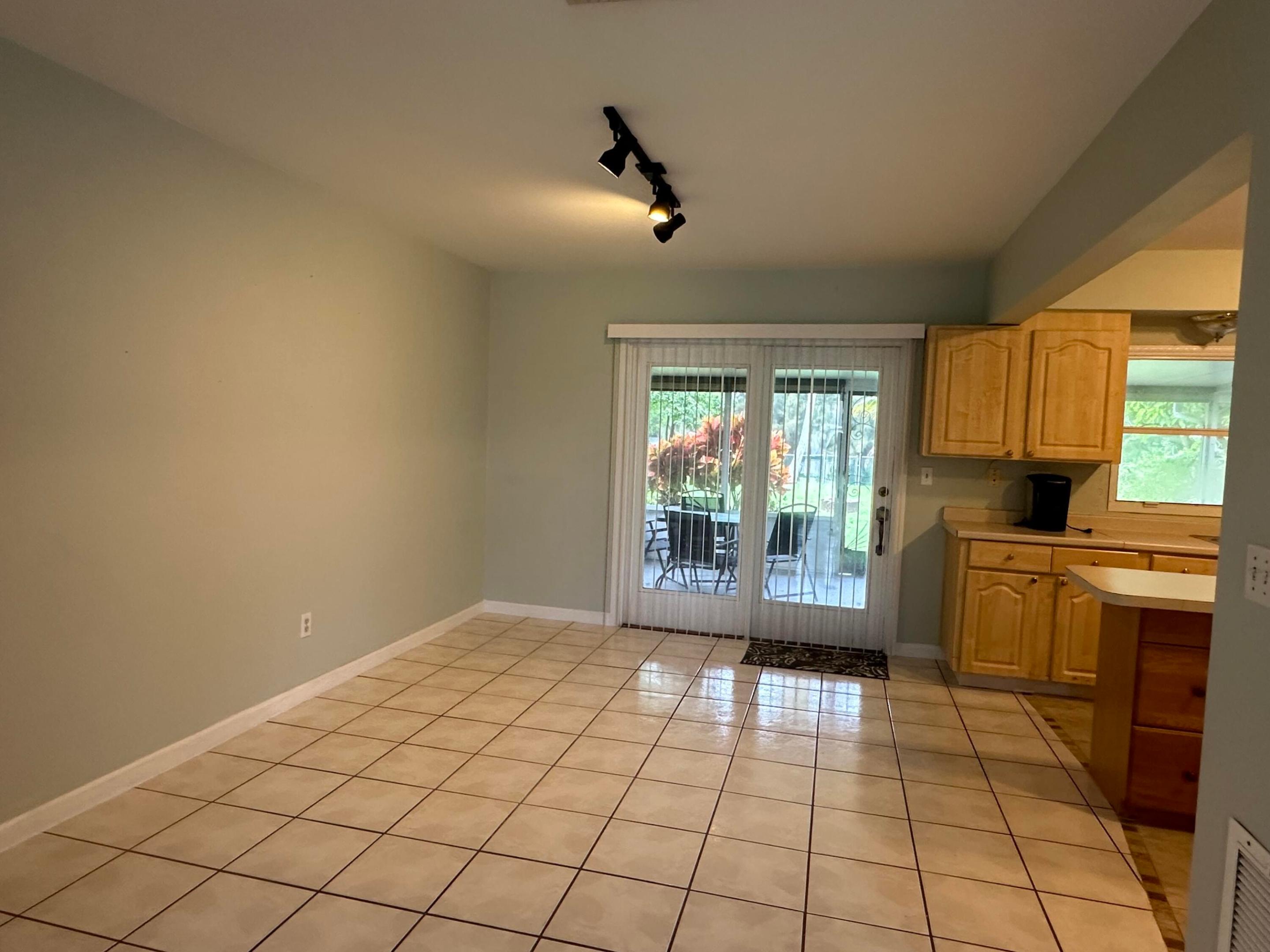 258 Sw Bridgeport Drive Property Photo 4