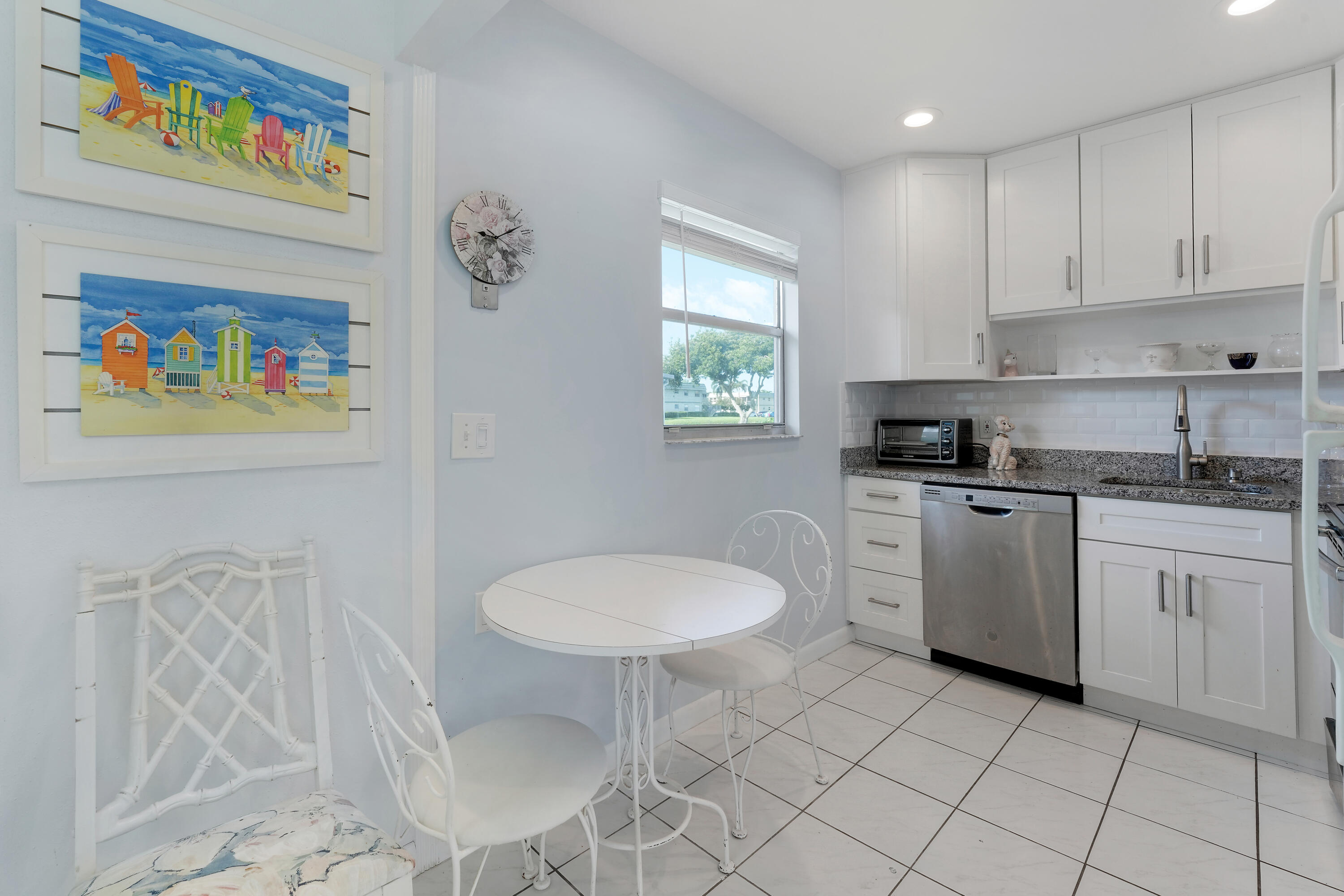 173 Valencia H Property Photo 4