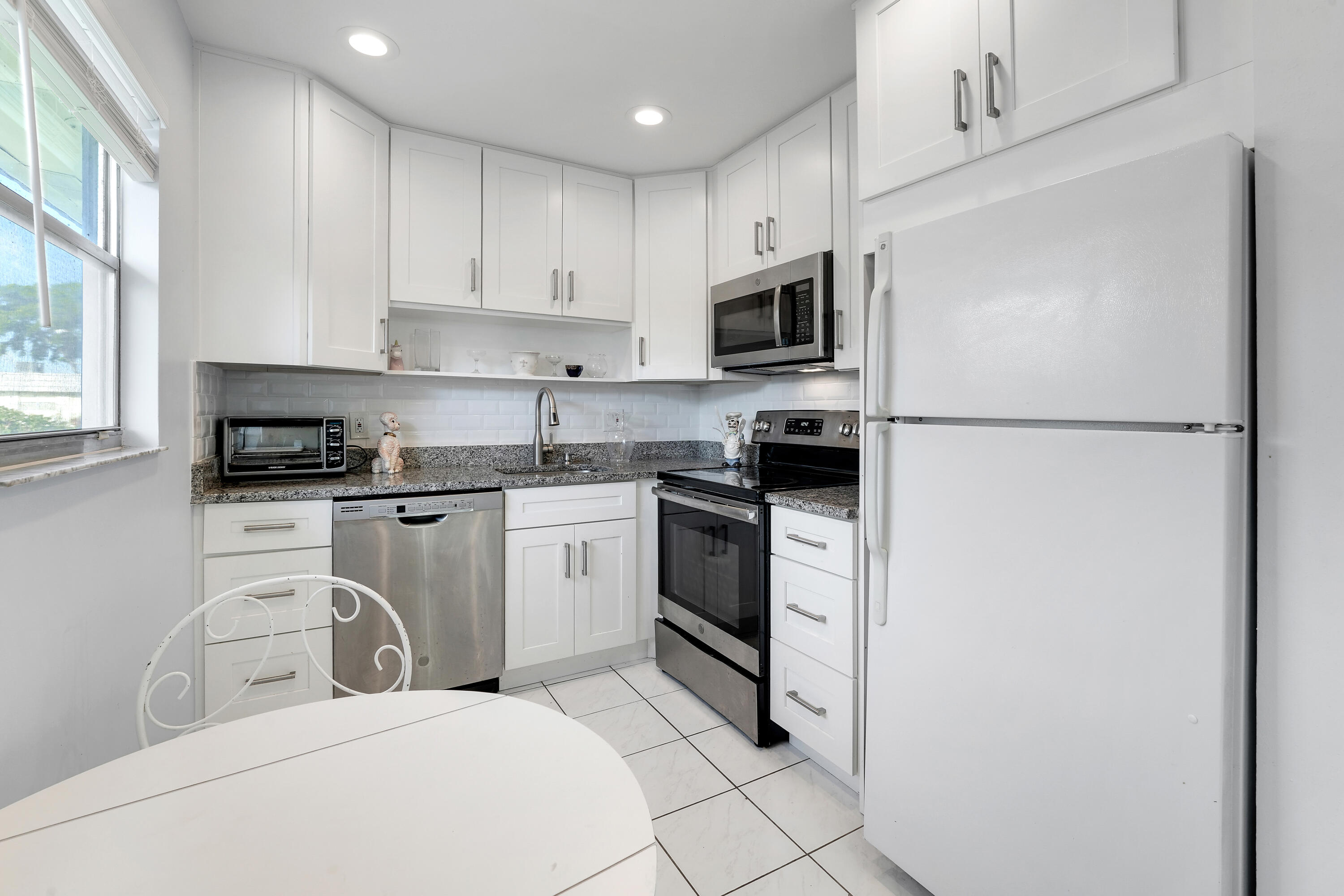 173 Valencia H Property Photo 5