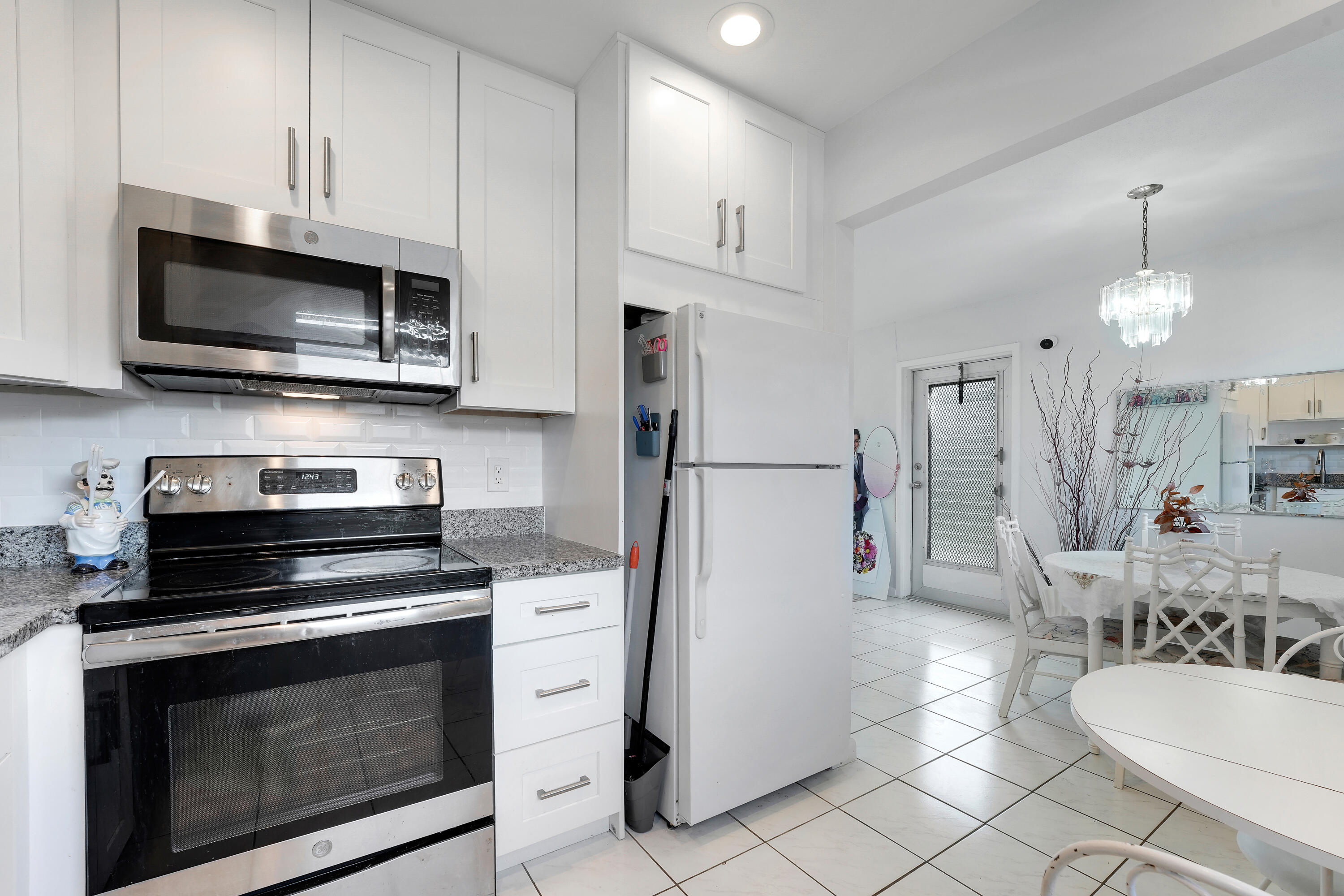 173 Valencia H Property Photo 6