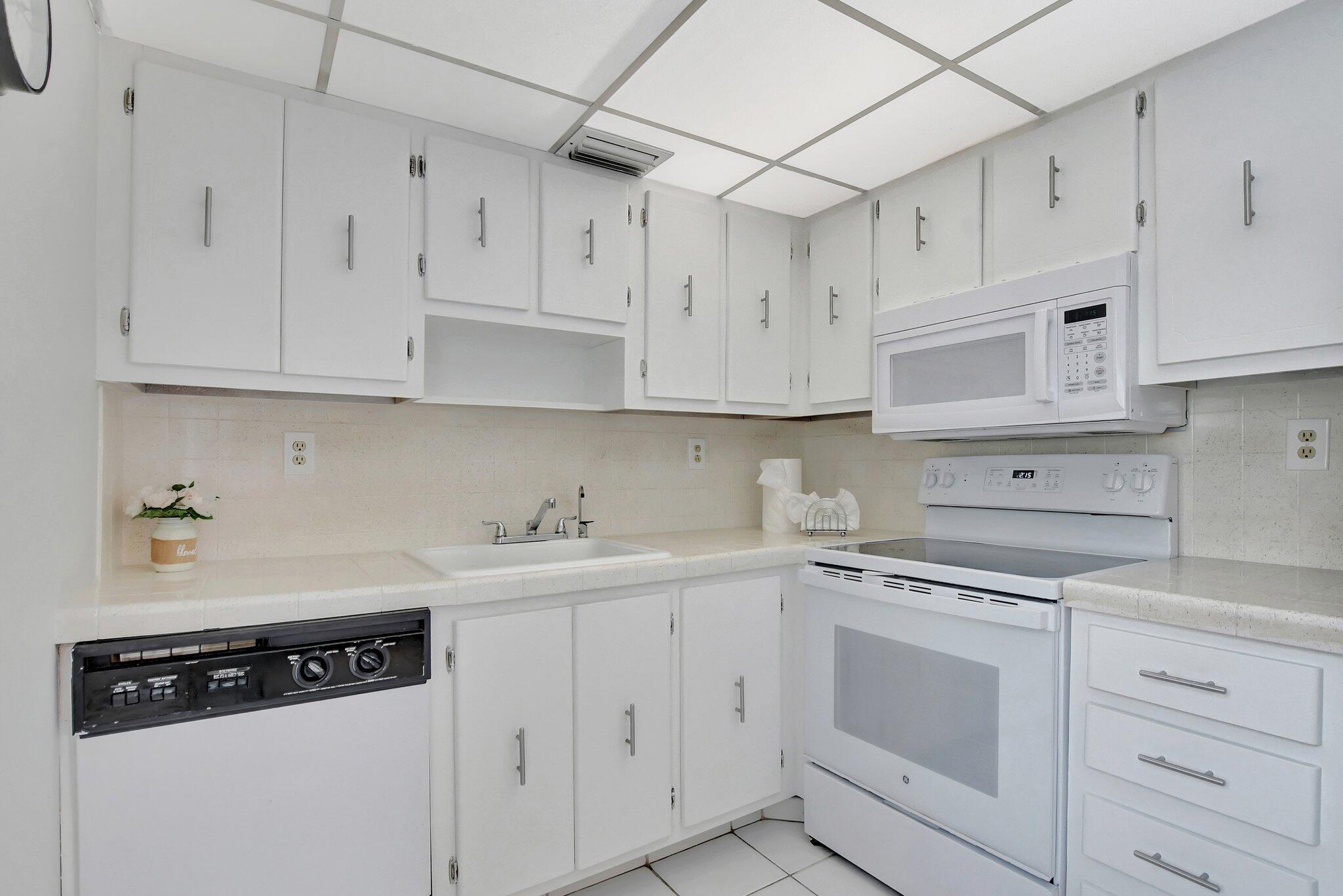 204 Burgundy E Property Photo 11