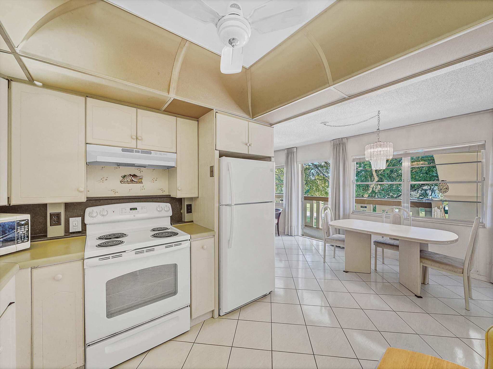 3002 Ventnor G Property Photo 6