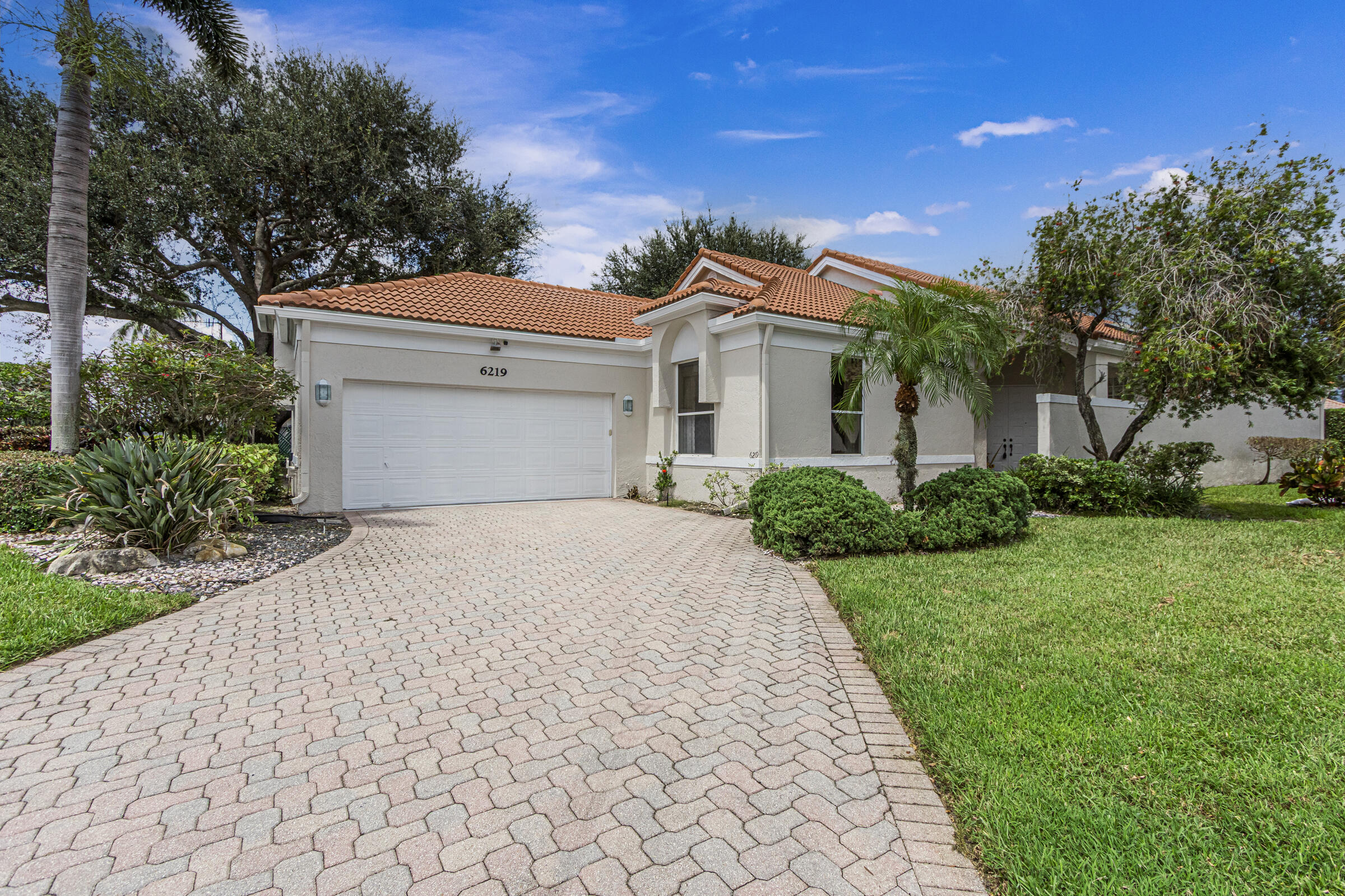 6219 EVIAN Place Property Photo 1