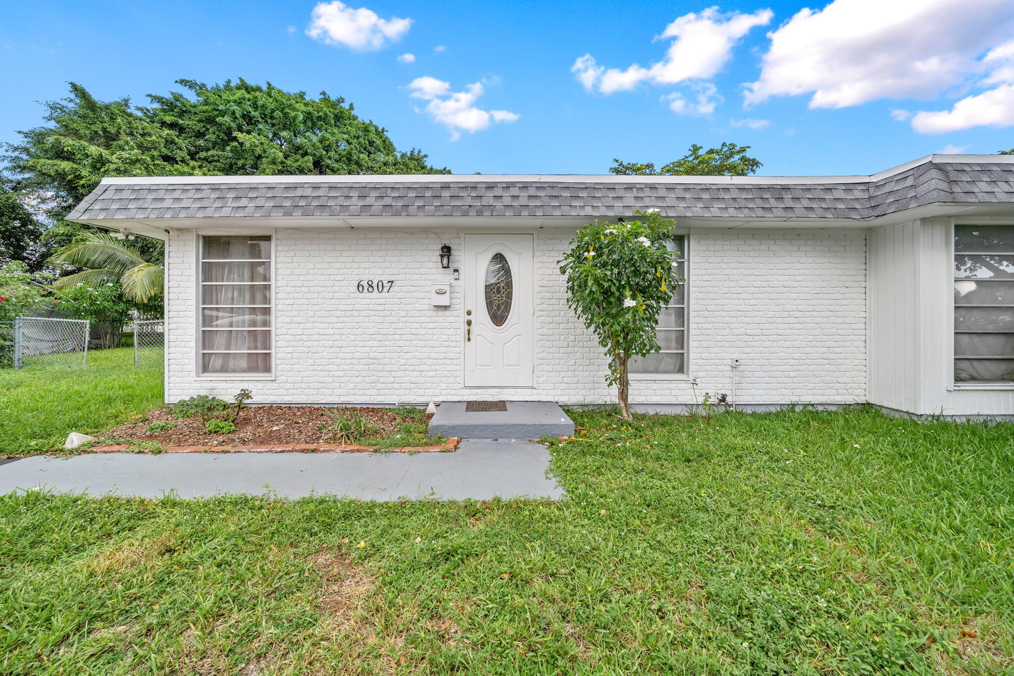 6807 Nw 80th Court Property Photo 1