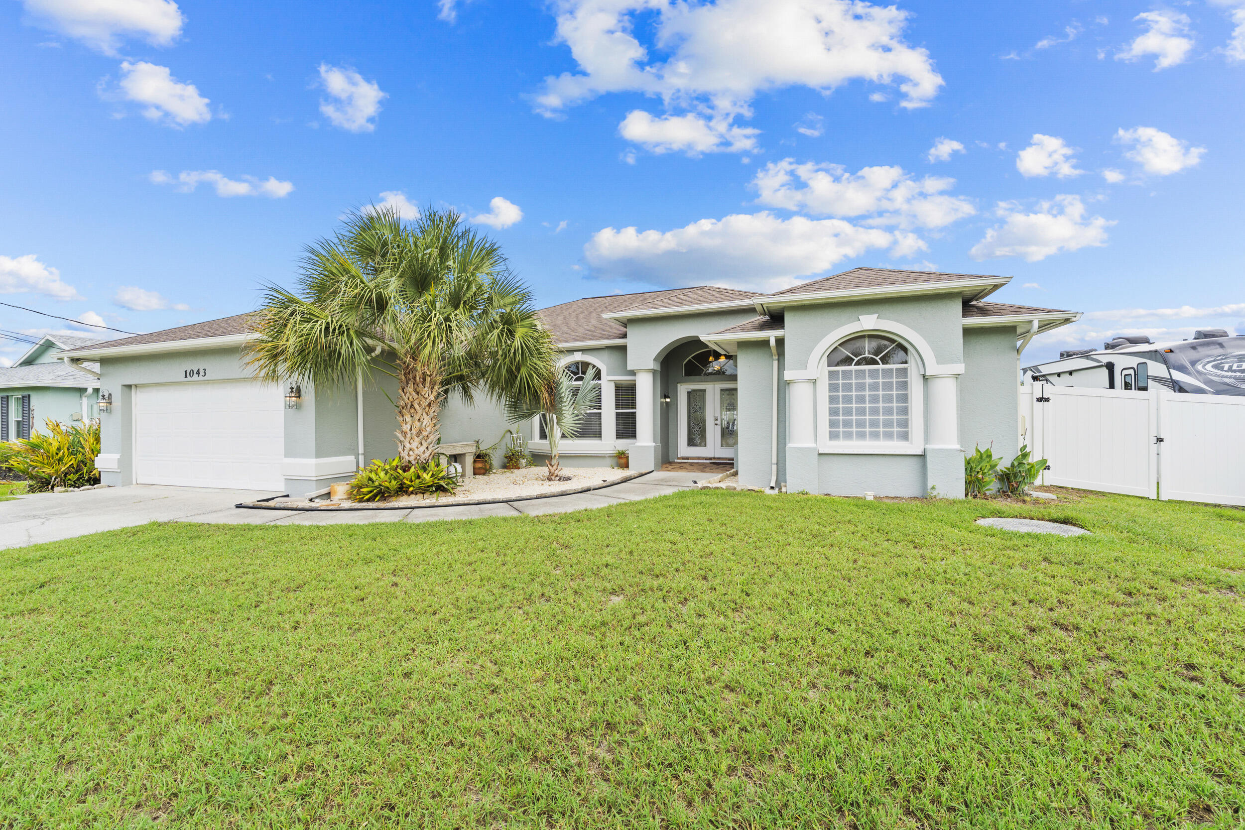 1043 Sw Idol Avenue Property Photo 2