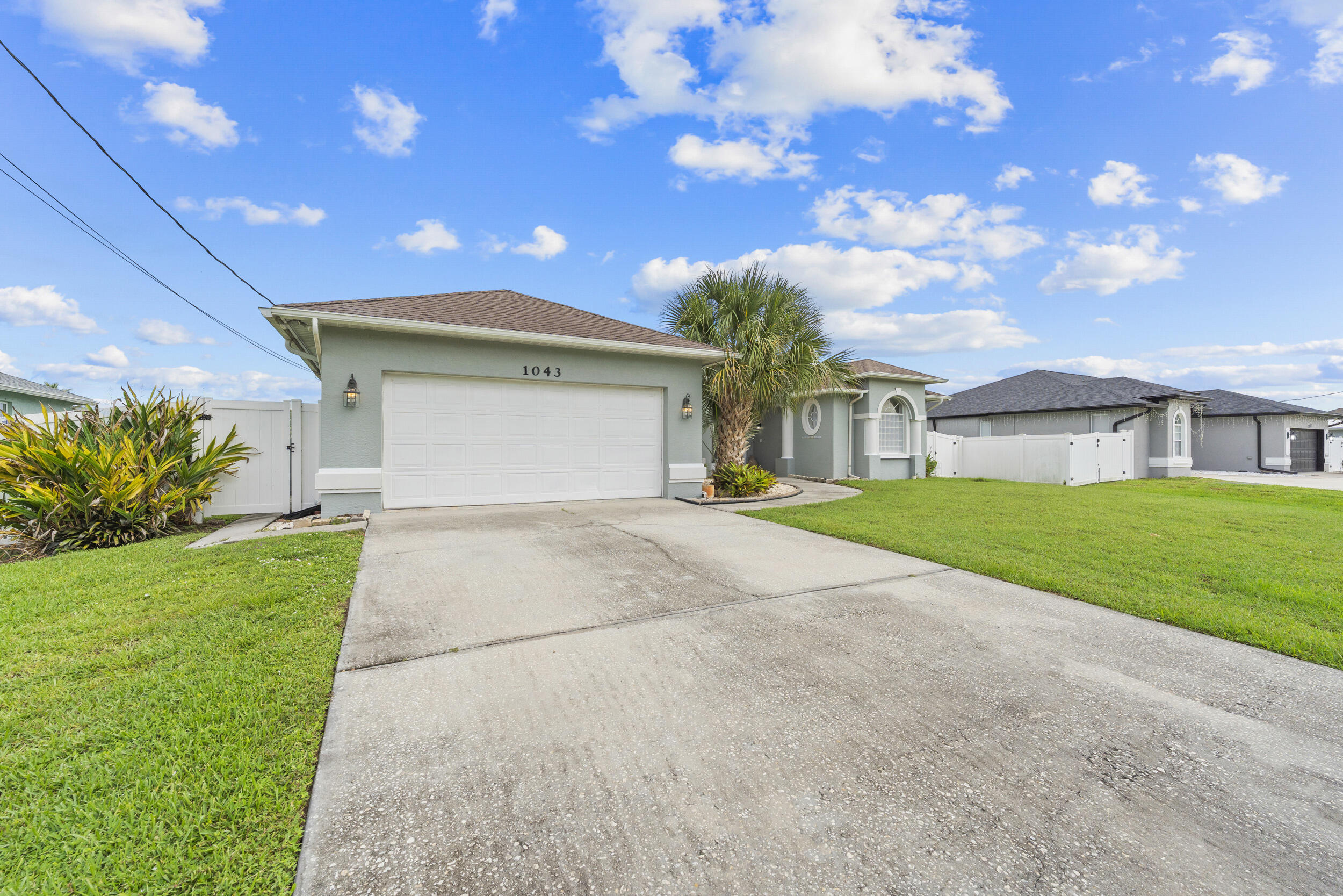 1043 Sw Idol Avenue Property Photo 5