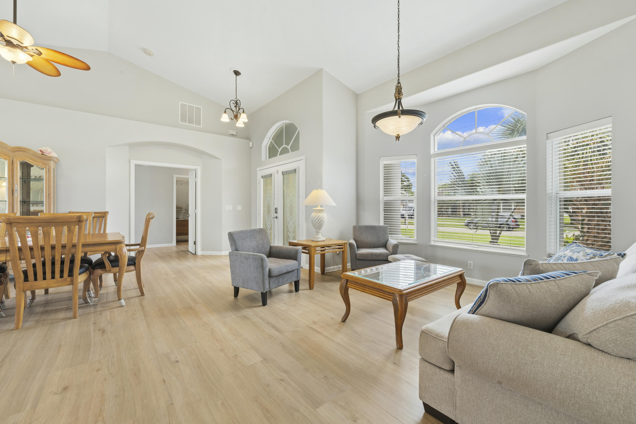 1043 Sw Idol Avenue Property Photo 7