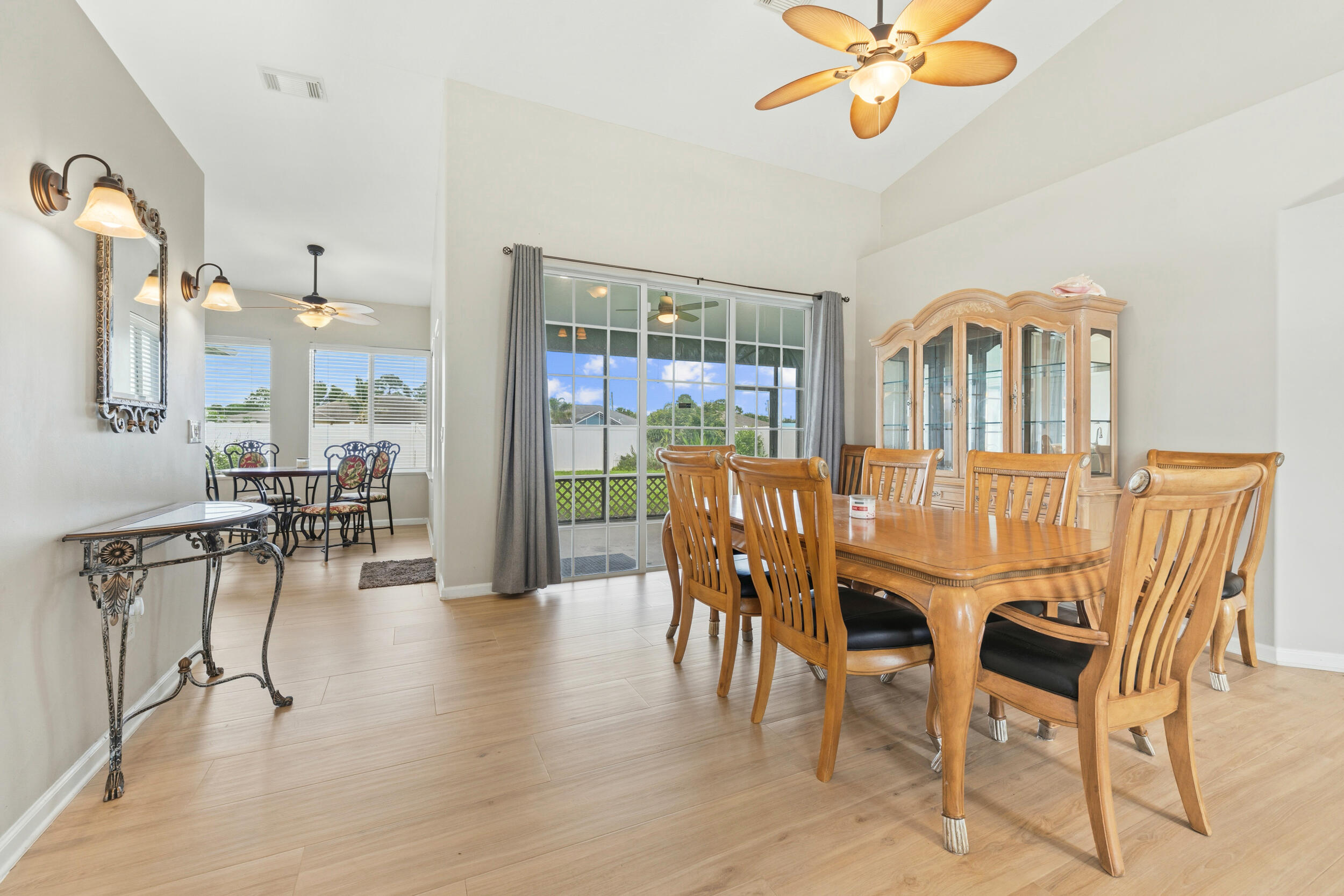 1043 Sw Idol Avenue Property Photo 8