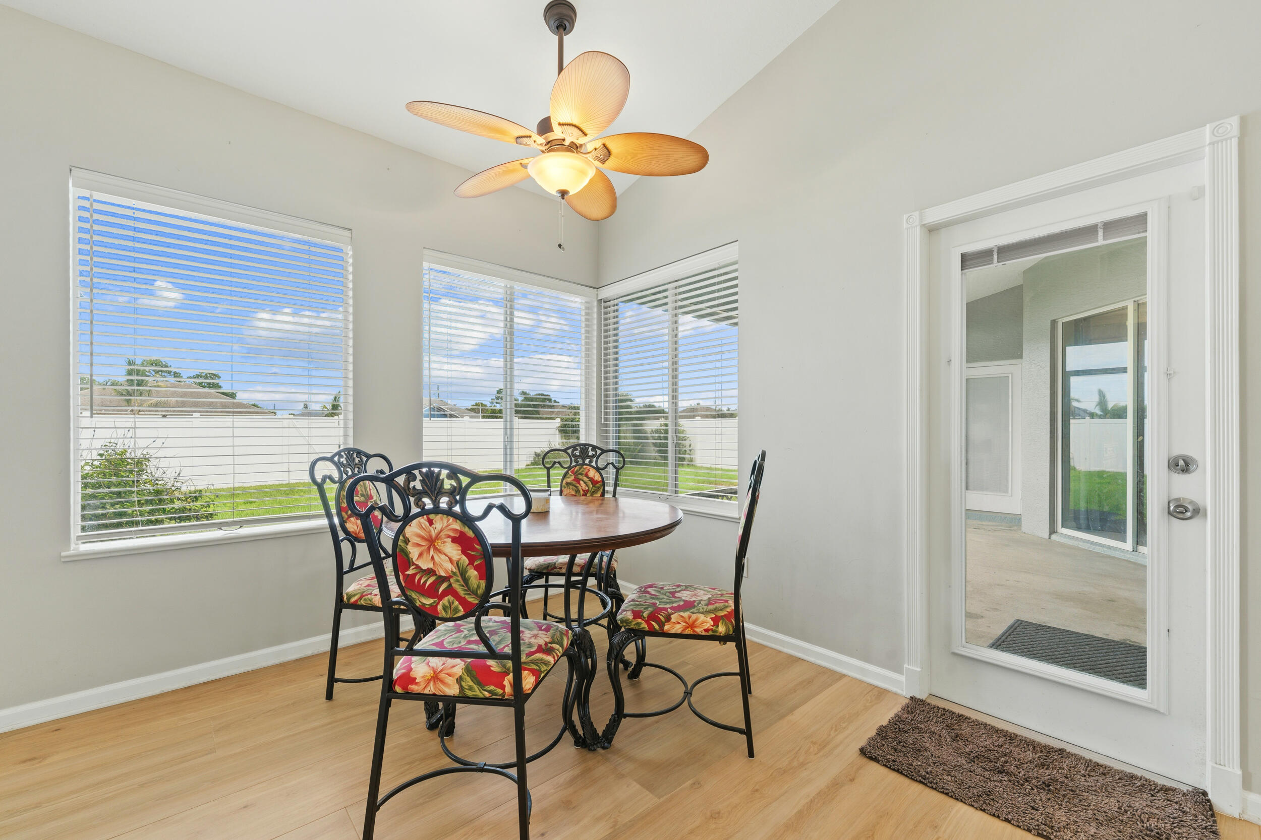 1043 Sw Idol Avenue Property Photo 16