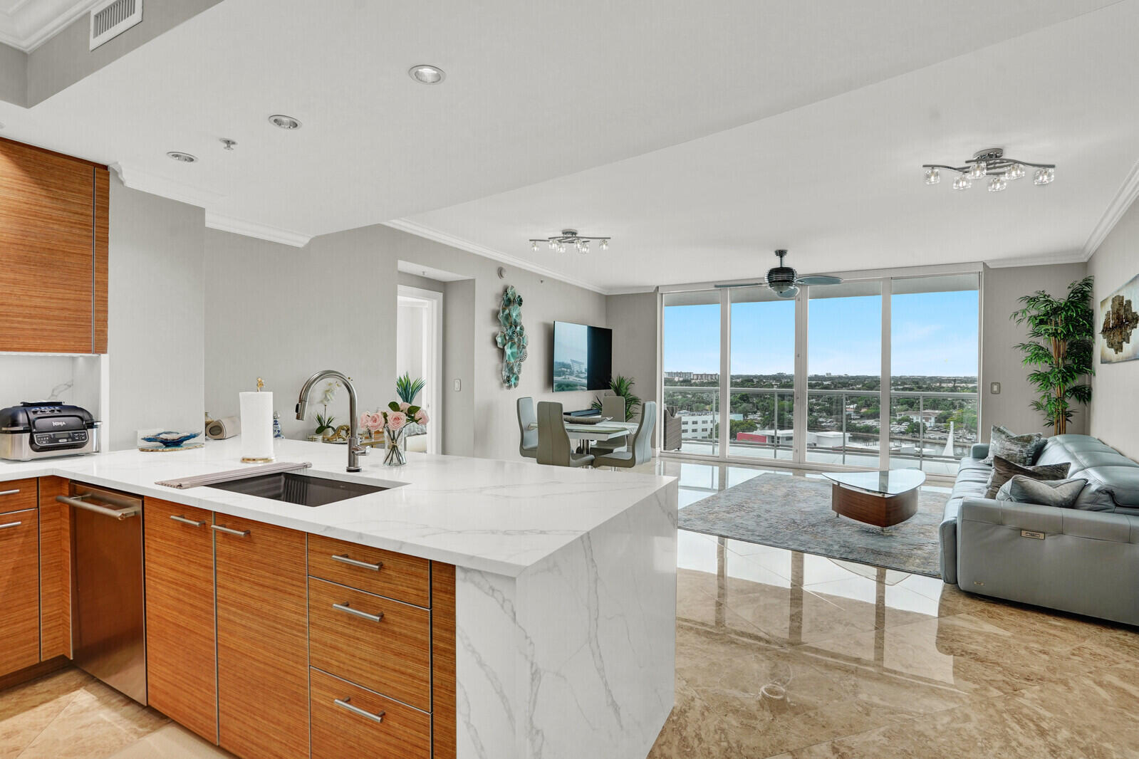 1 N Ocean Boulevard 814 Property Photo 4