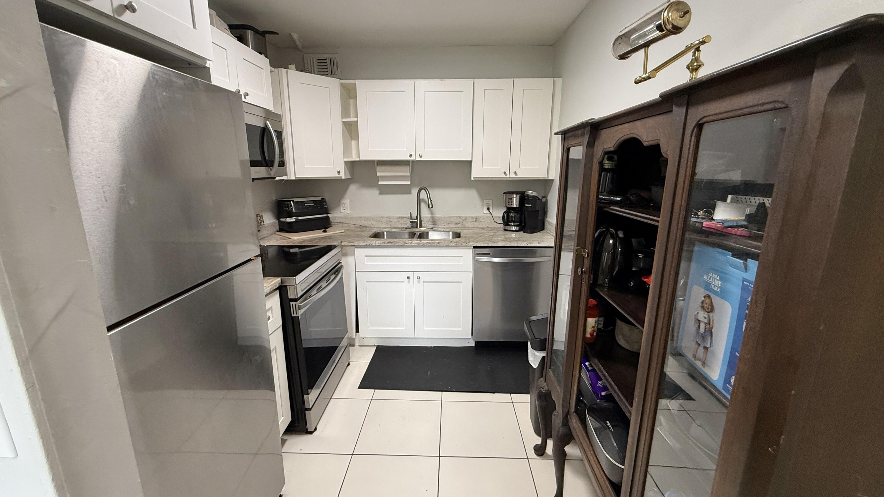 1037 Ashby D Property Photo 4