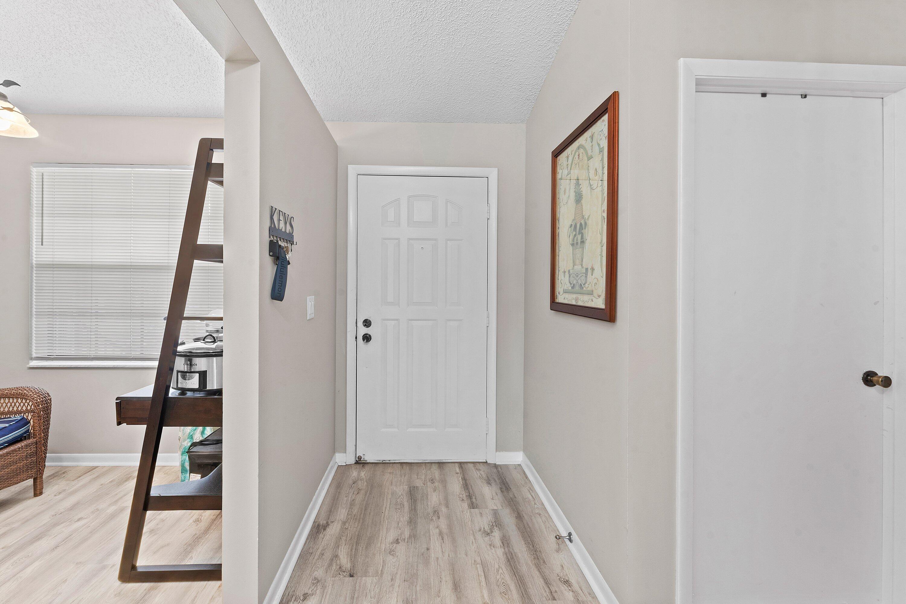 1502 Pinecrest Circle C Property Photo 4