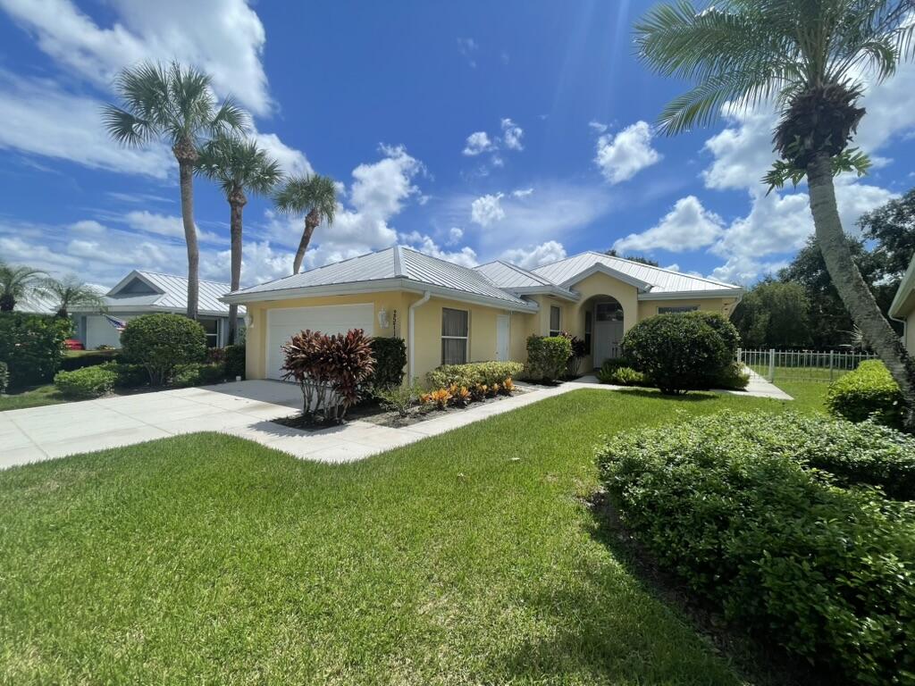 2571 Sw Greenwich Way Property Photo 2