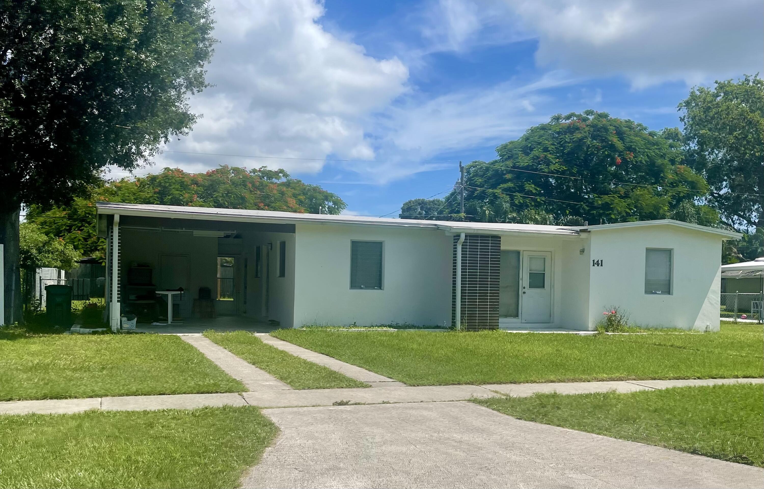 141 SE Bonita Court Property Photo 1