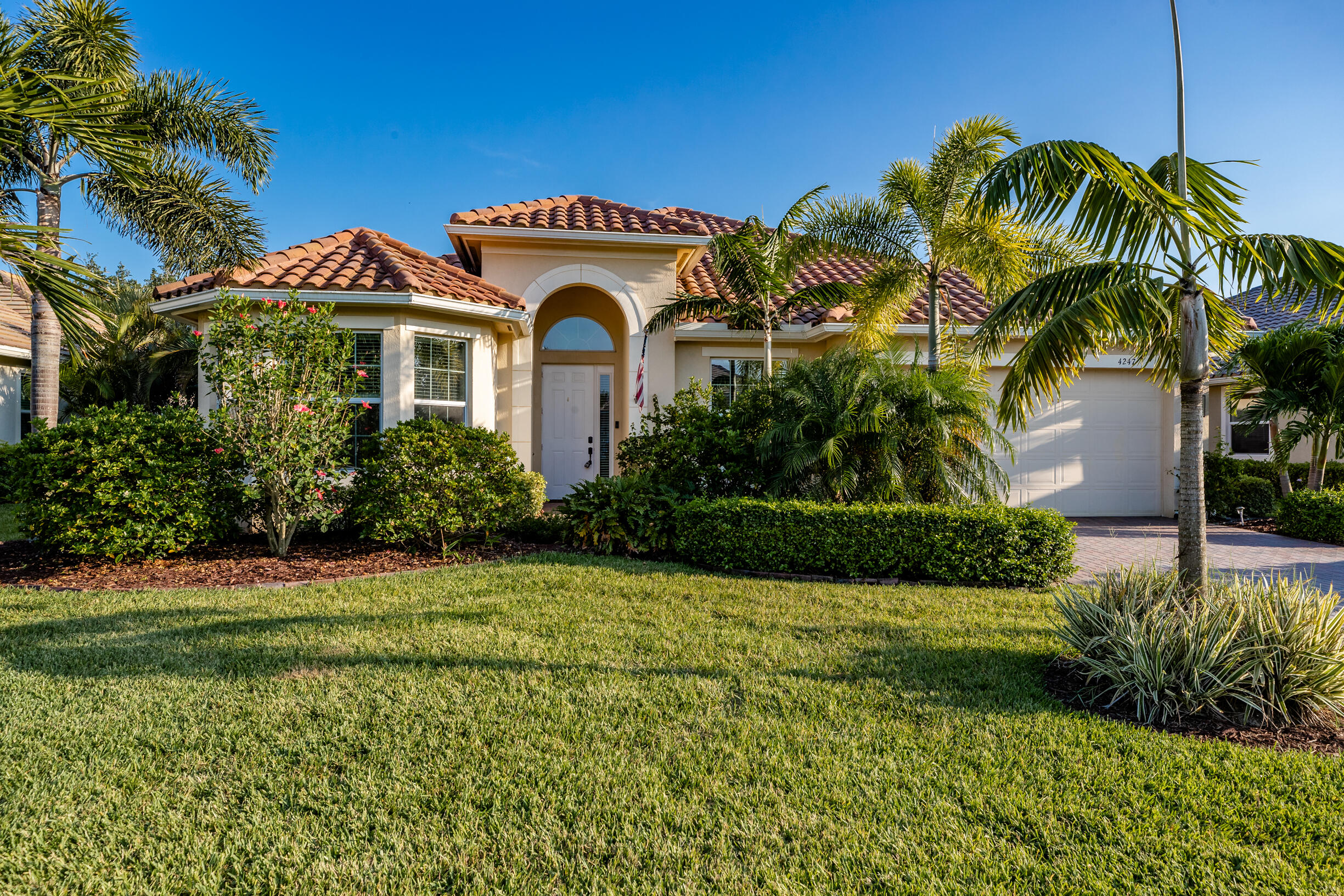 4247 DIAMOND Square Property Photo 1