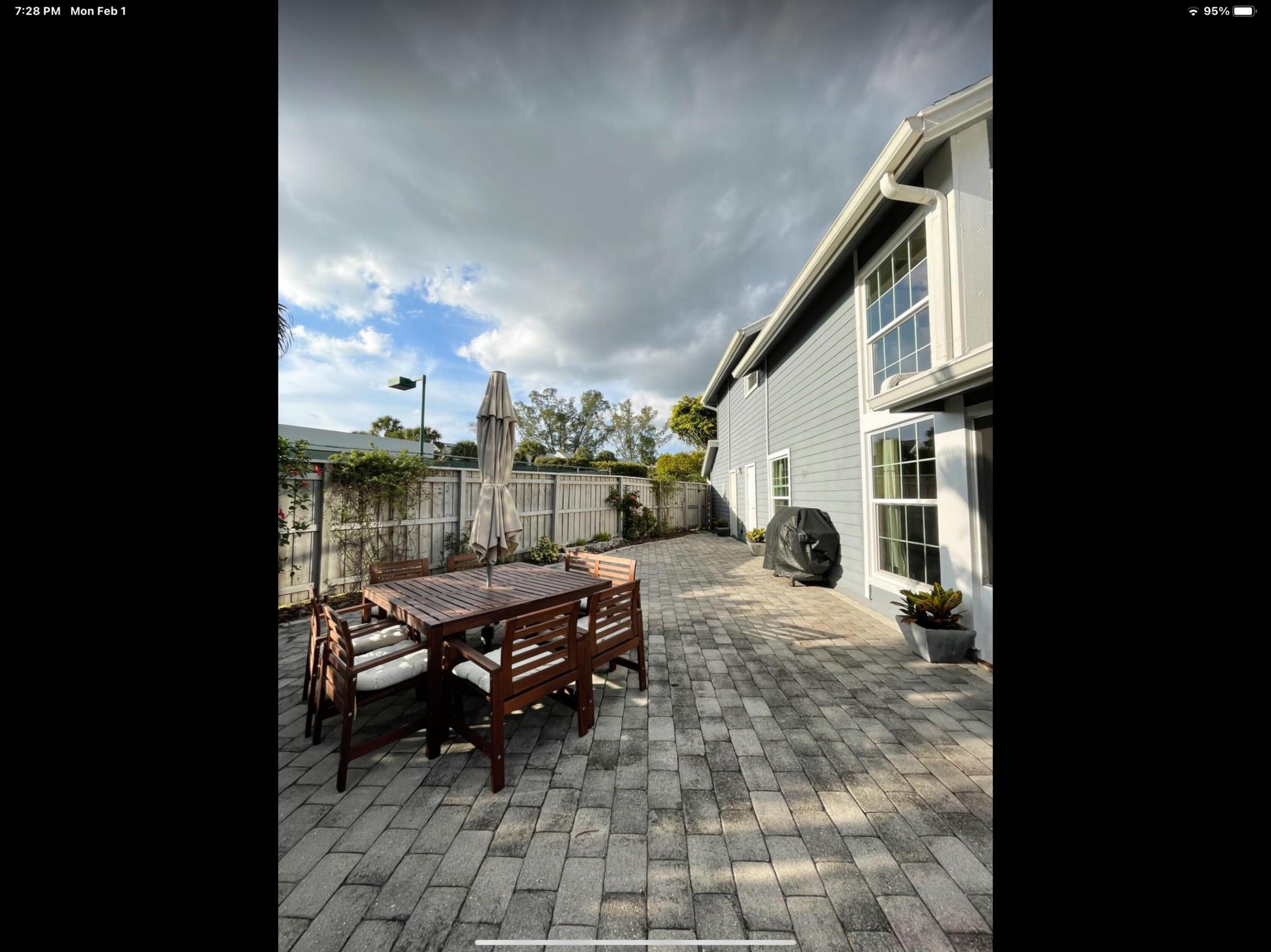 5052 POINTE EMERALD Lane Property Photo 1