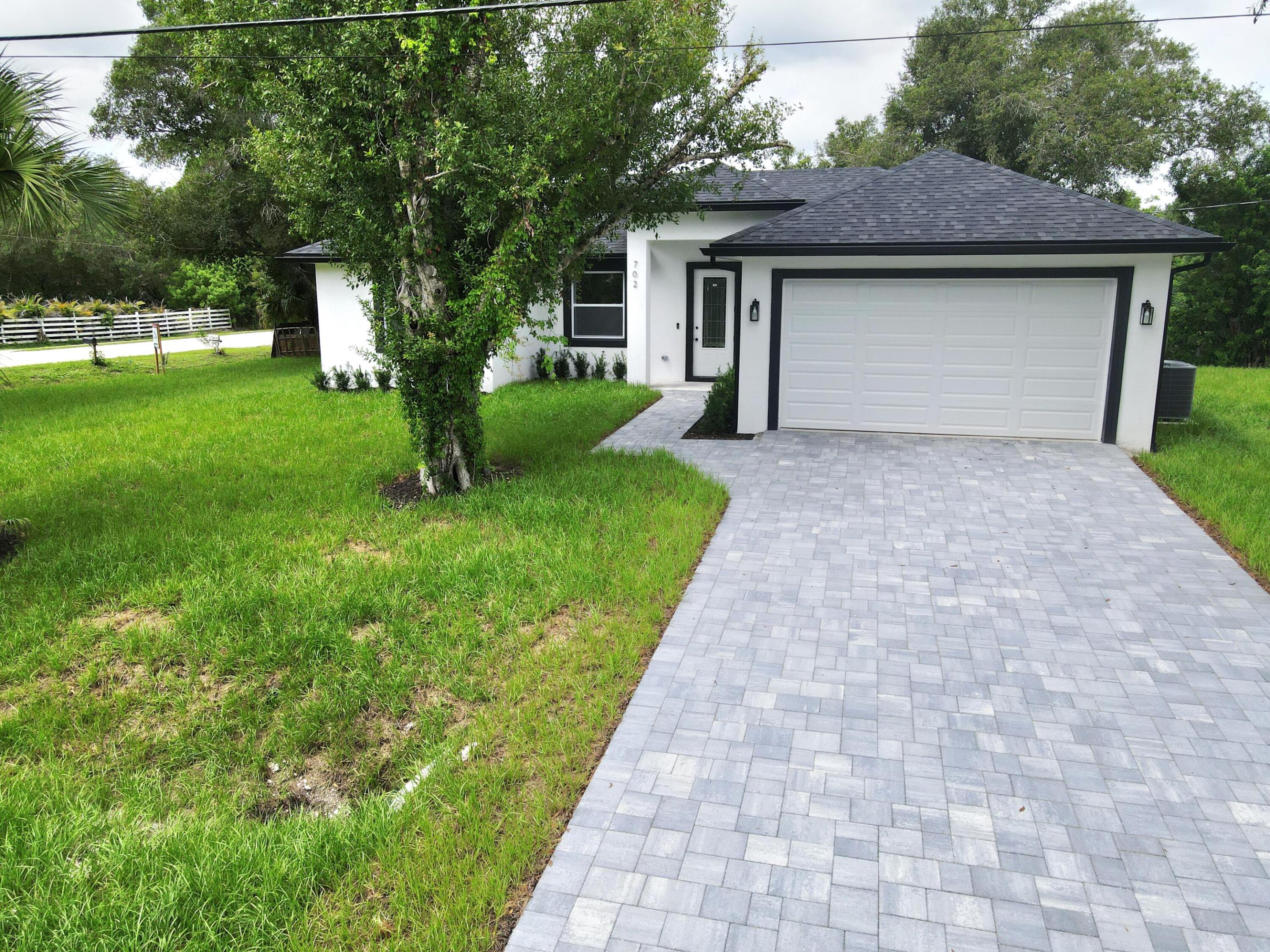 702 NW 39TH Circle Property Photo 1