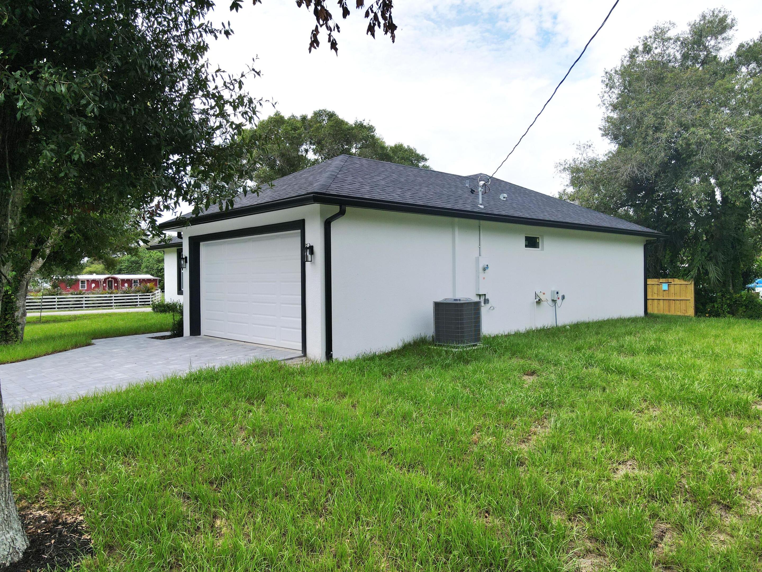 702 Nw 39th Circle Property Photo 4