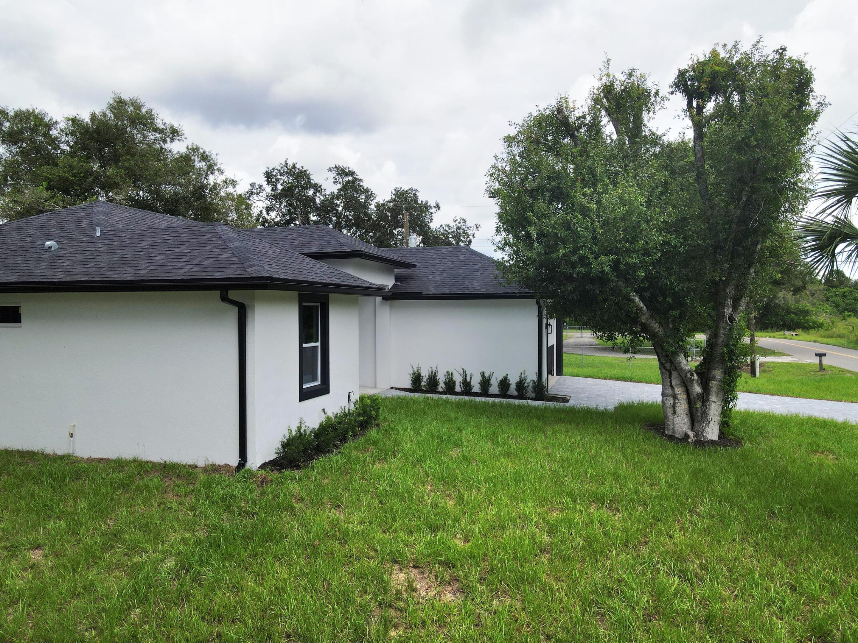 702 Nw 39th Circle Property Photo 10