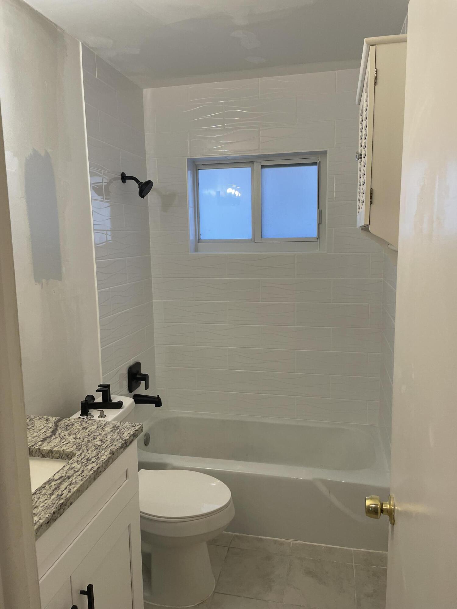 412 Ne Eller Street Property Photo 5