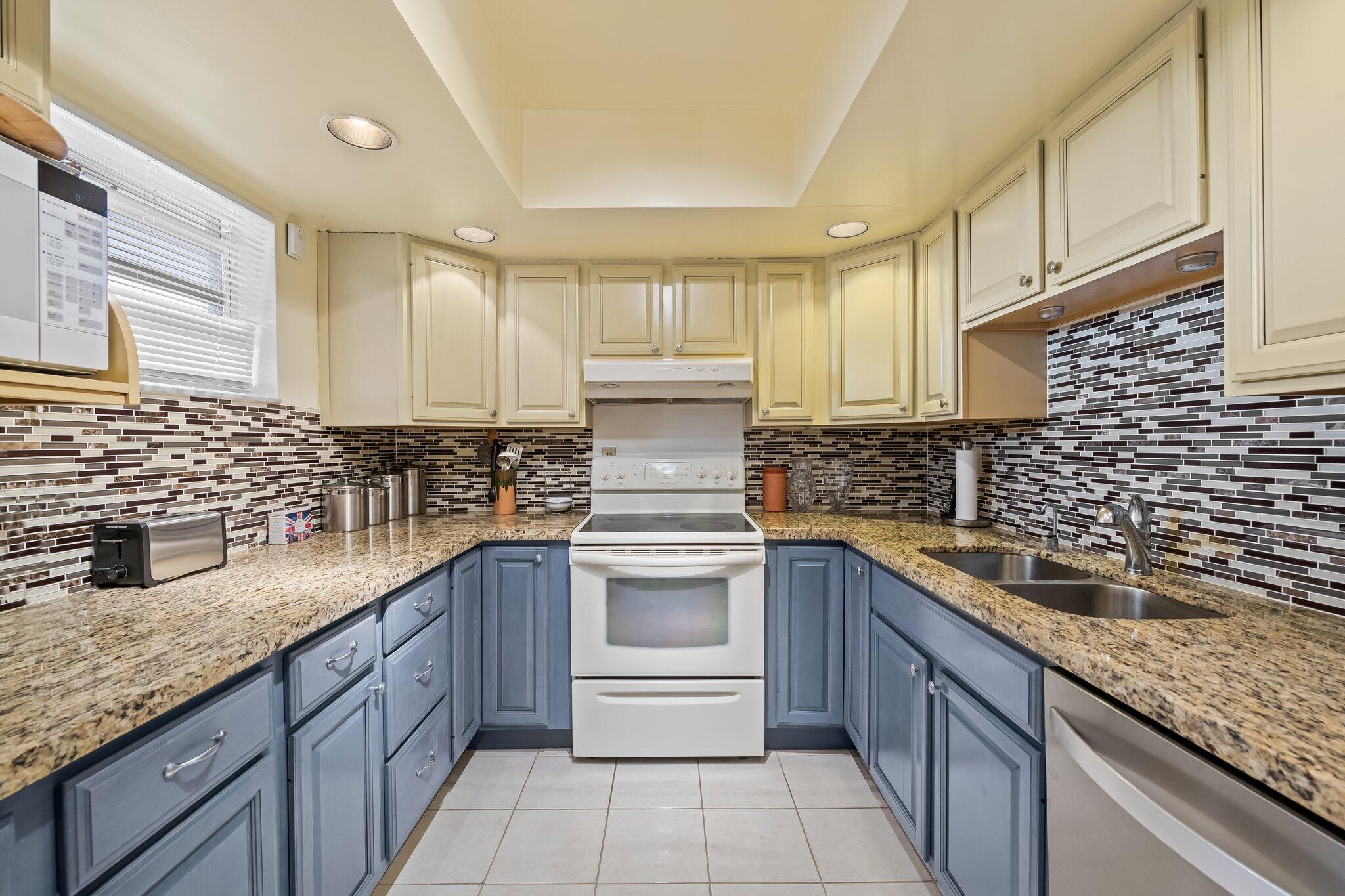 3930 Inverrary Boulevard 608-d Property Photo 7