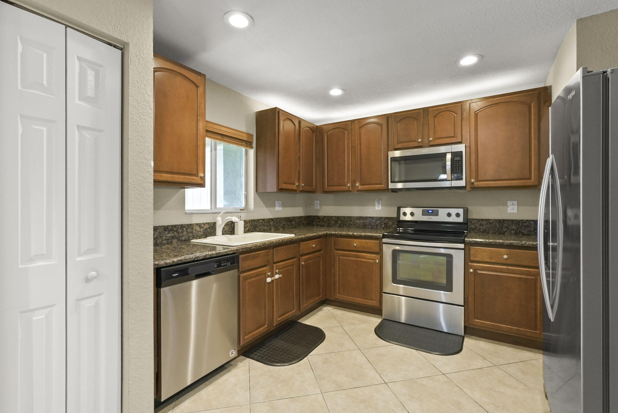 5963 Glasgow Way Property Photo 8