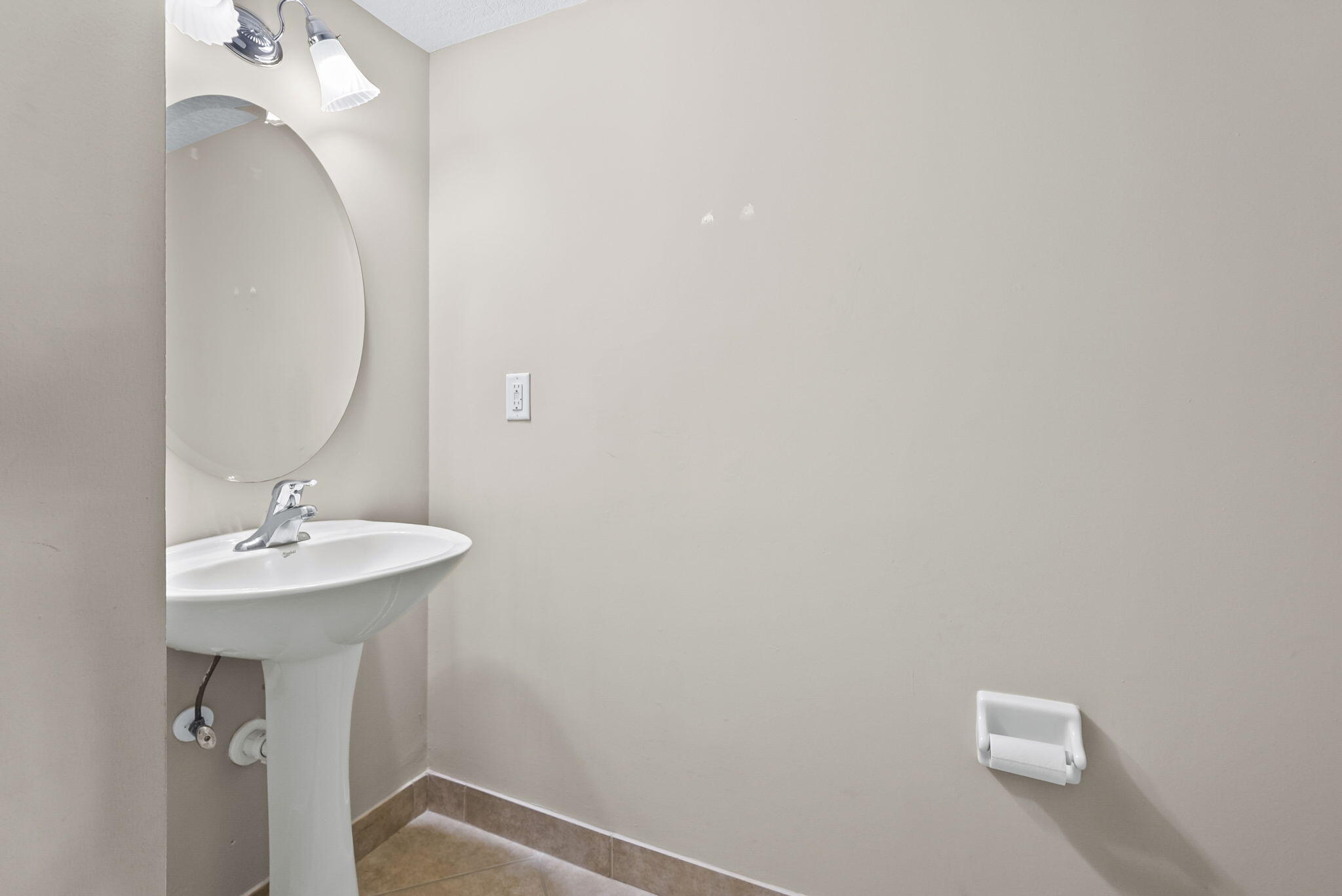 5963 Glasgow Way Property Photo 14