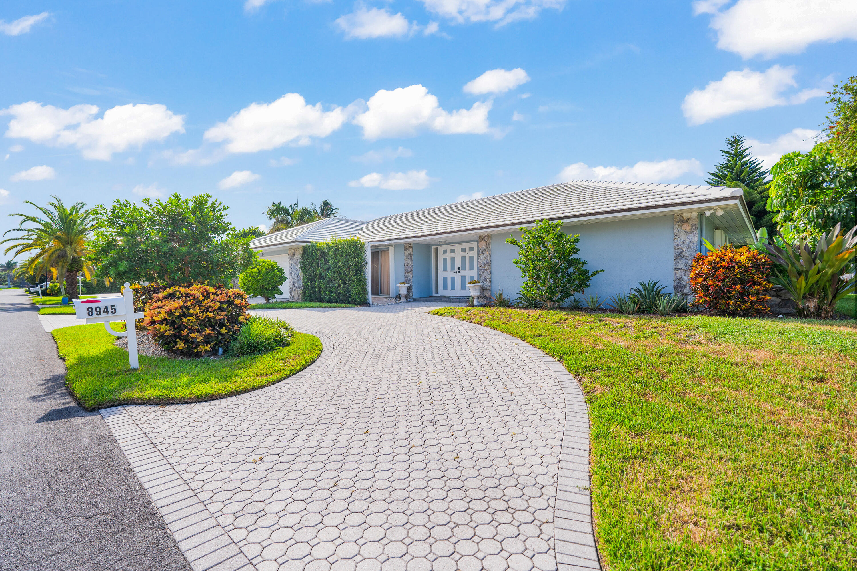 8945 Se Harbor Island Way Property Photo 1