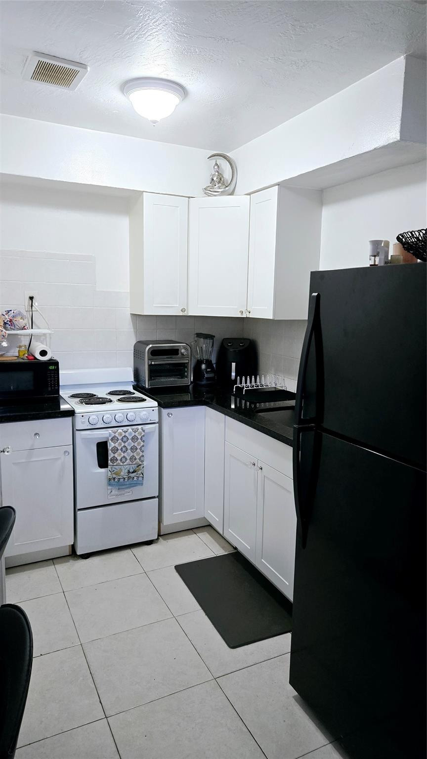 2213 LINCOLN Street 2 Property Photo 1