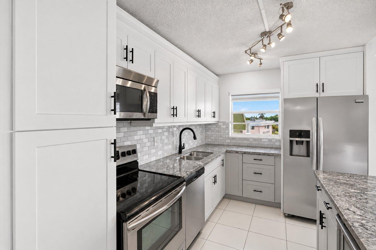 2741 Taft Street 410 Property Photo 1