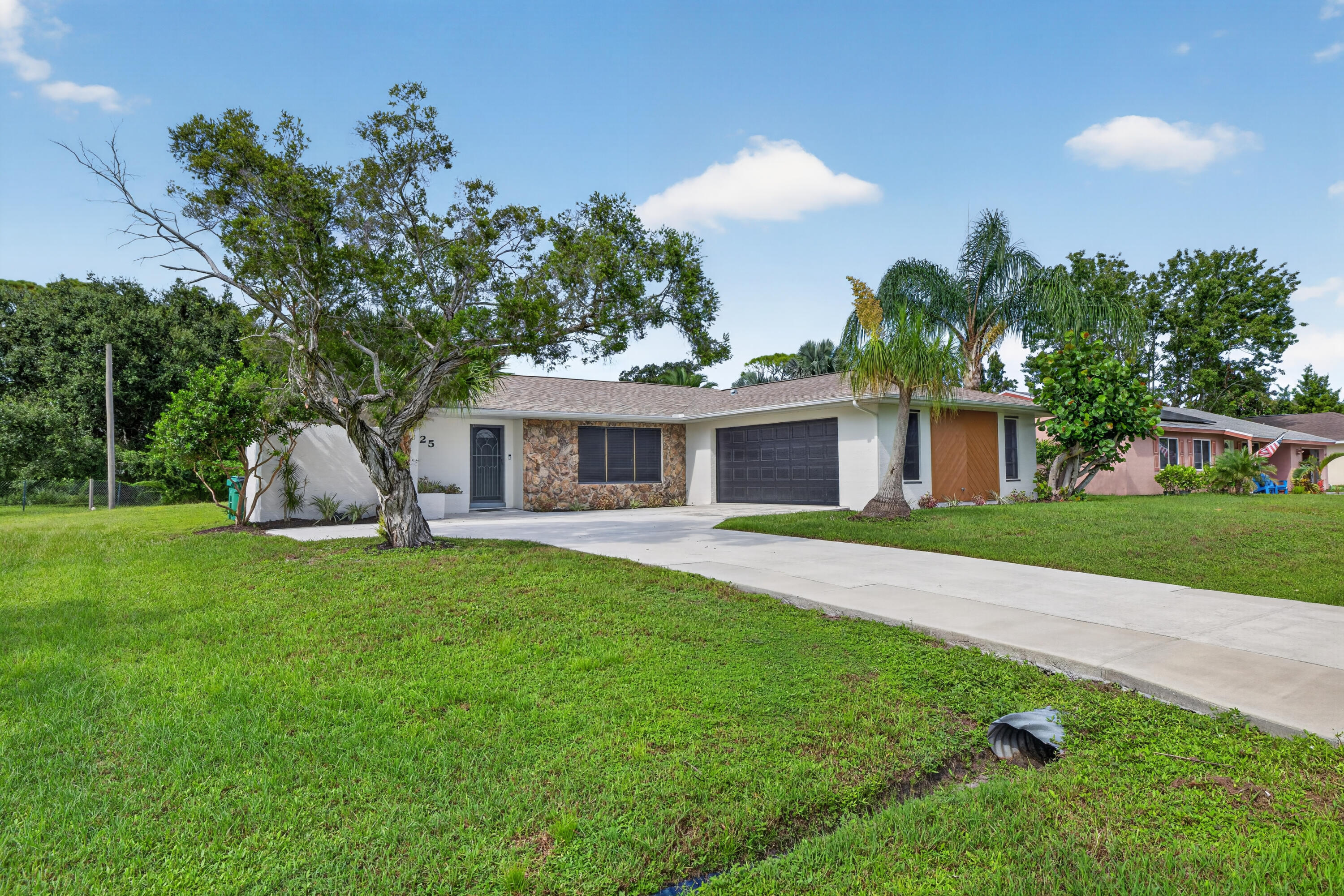 1425 SE Minorca Avenue Property Photo 1