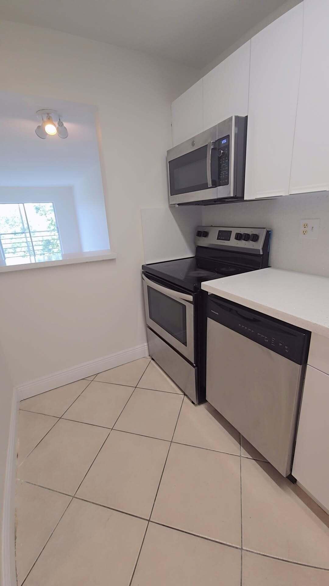 4121 Stirling Road 404 Property Photo 2