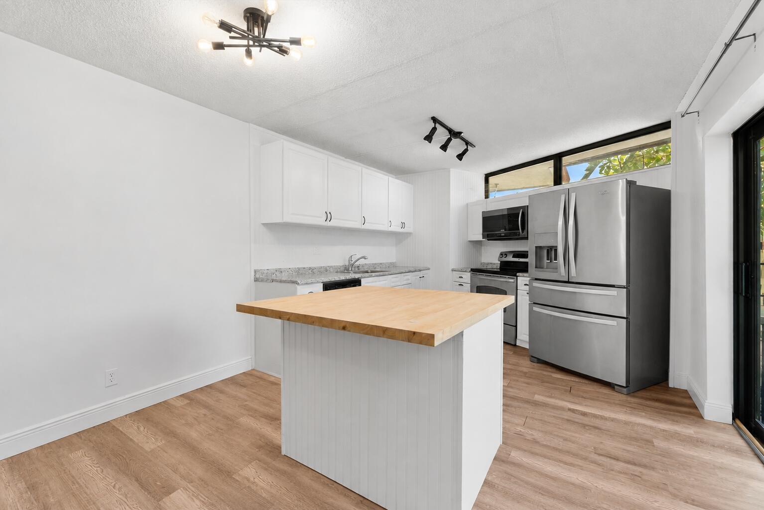 3750 Victoria Drive Property Photo 5