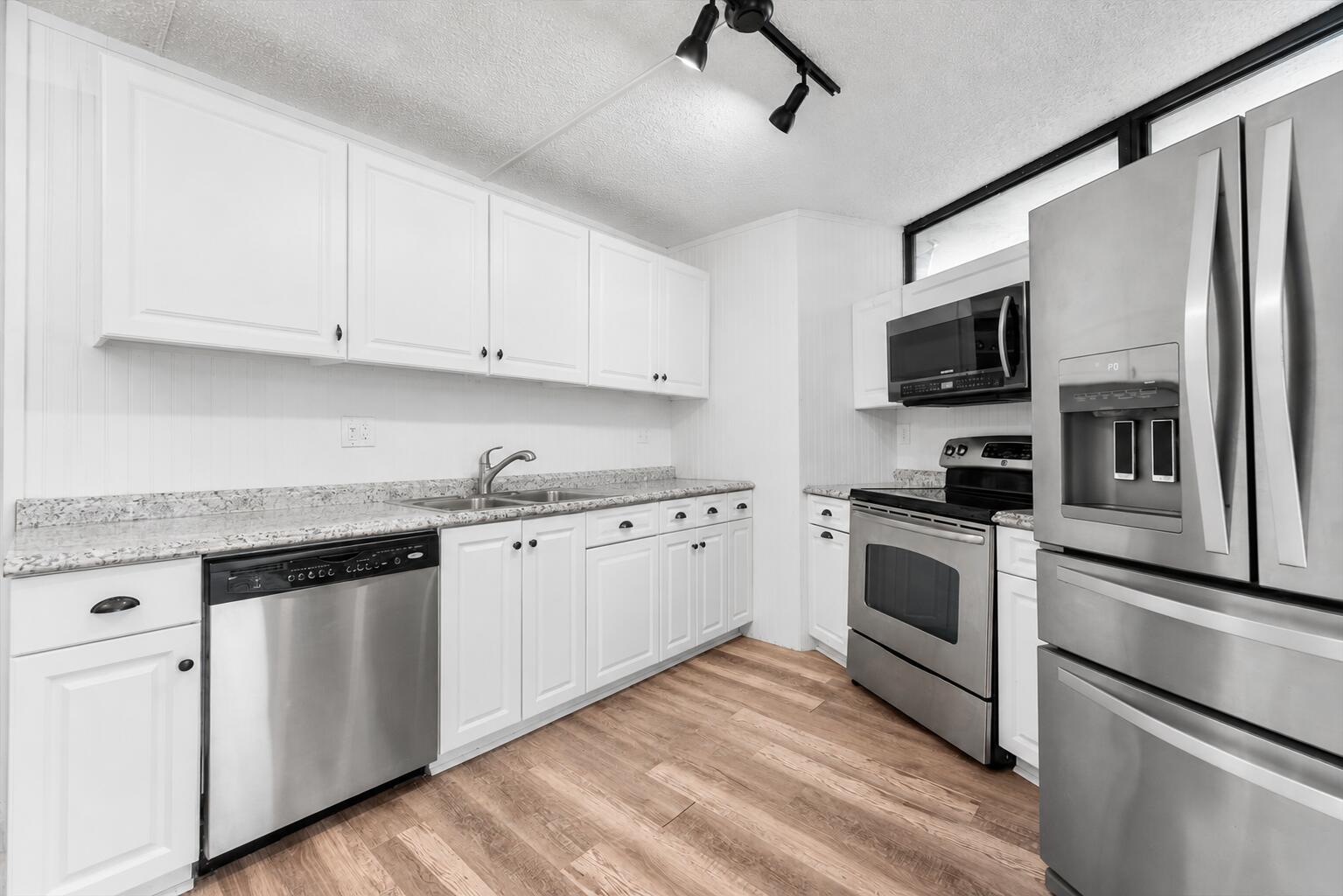 3750 Victoria Drive Property Photo 6