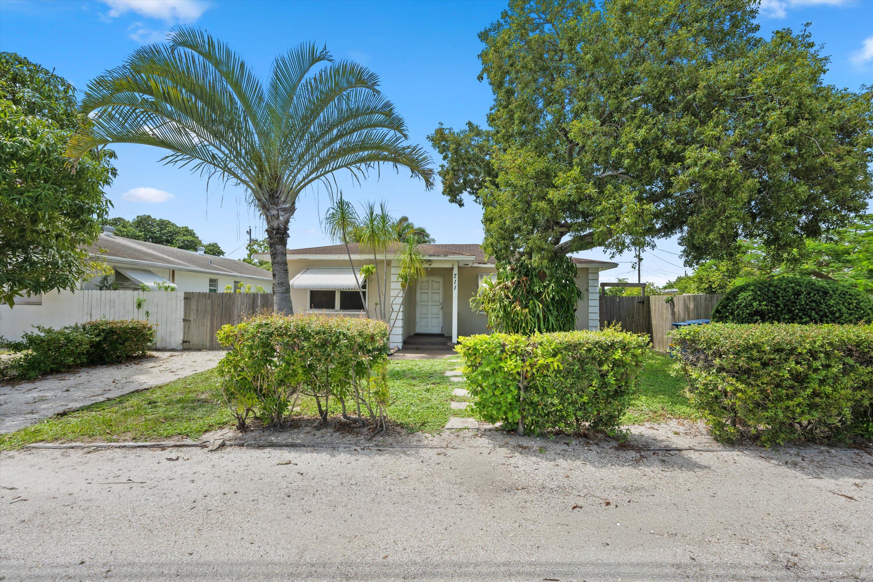 711 E Coast Avenue Property Photo 1