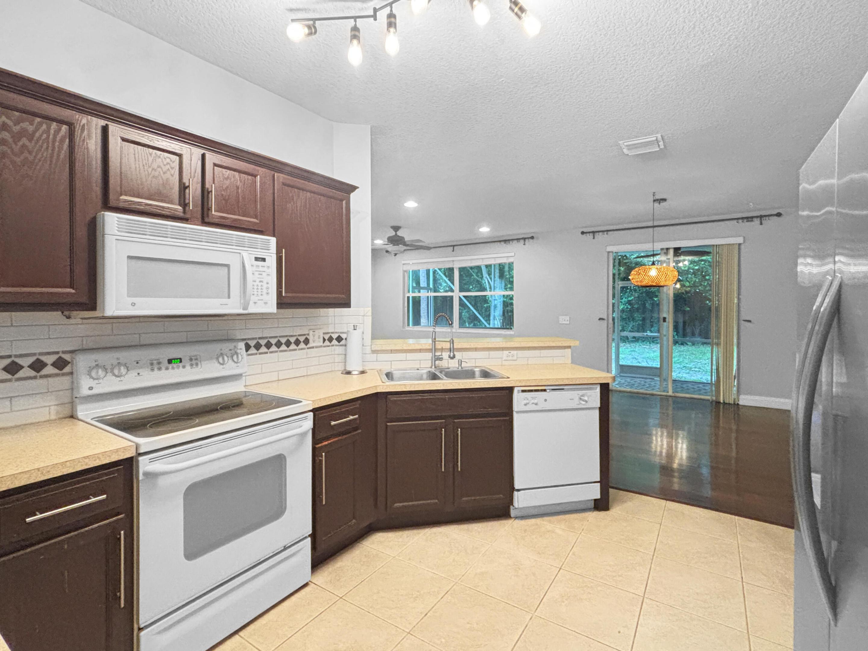 4528 Thornwood Circle Property Photo 8