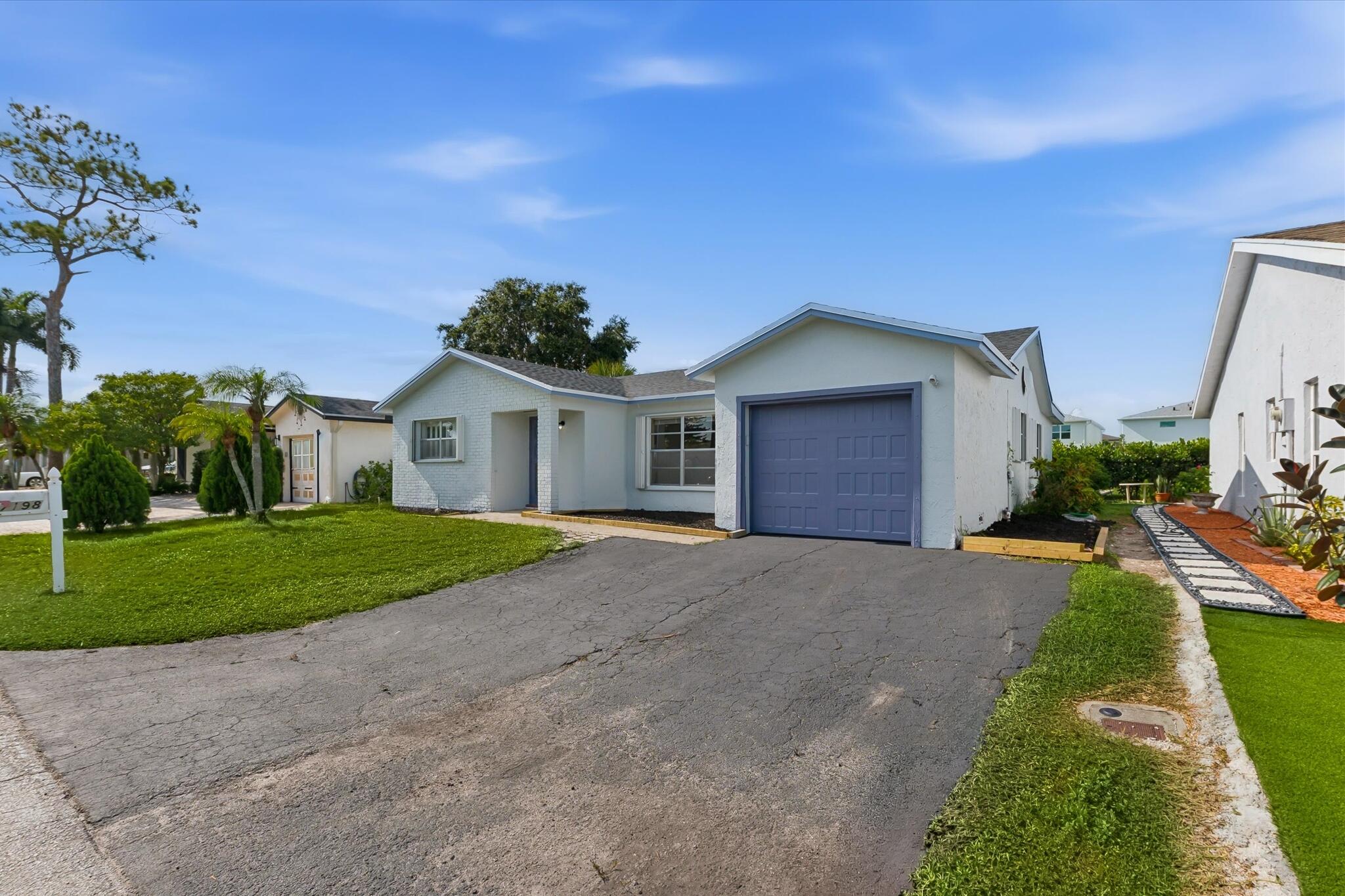 7198 Pine Forest Circle E Property Photo 3
