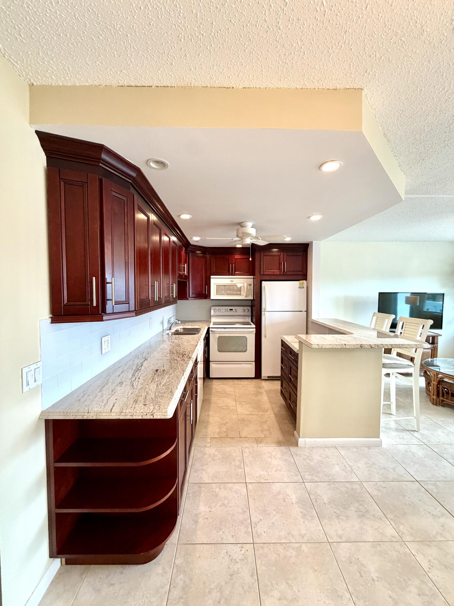 4104 Cambridge E 4104 Property Photo 1