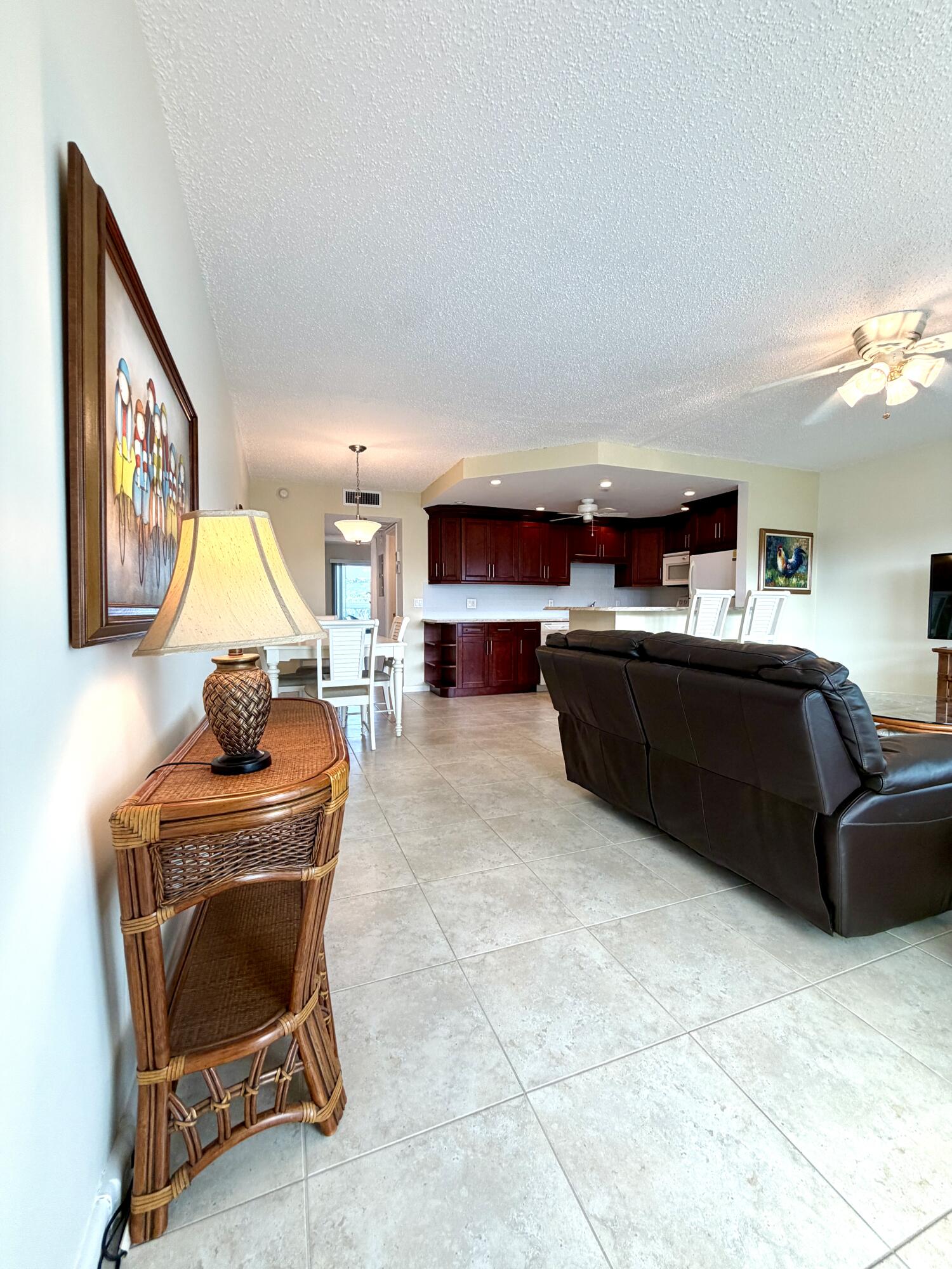 4104 Cambridge E 4104 Property Photo 3