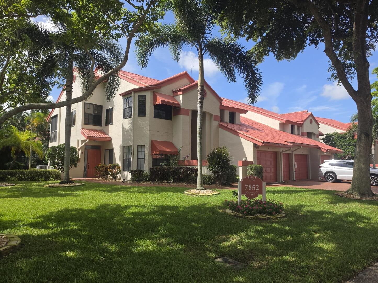 7852 Lexington Club Boulevard B Property Photo 3