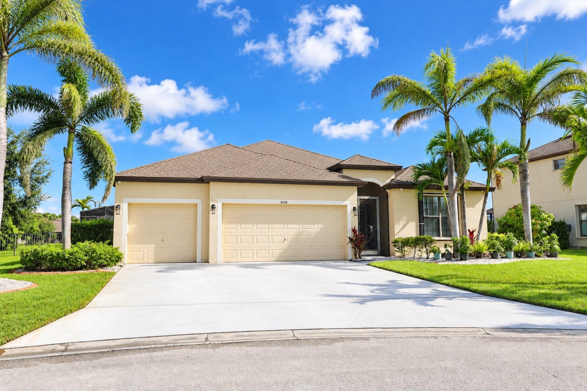 6460 Palm Place Property Photo 2