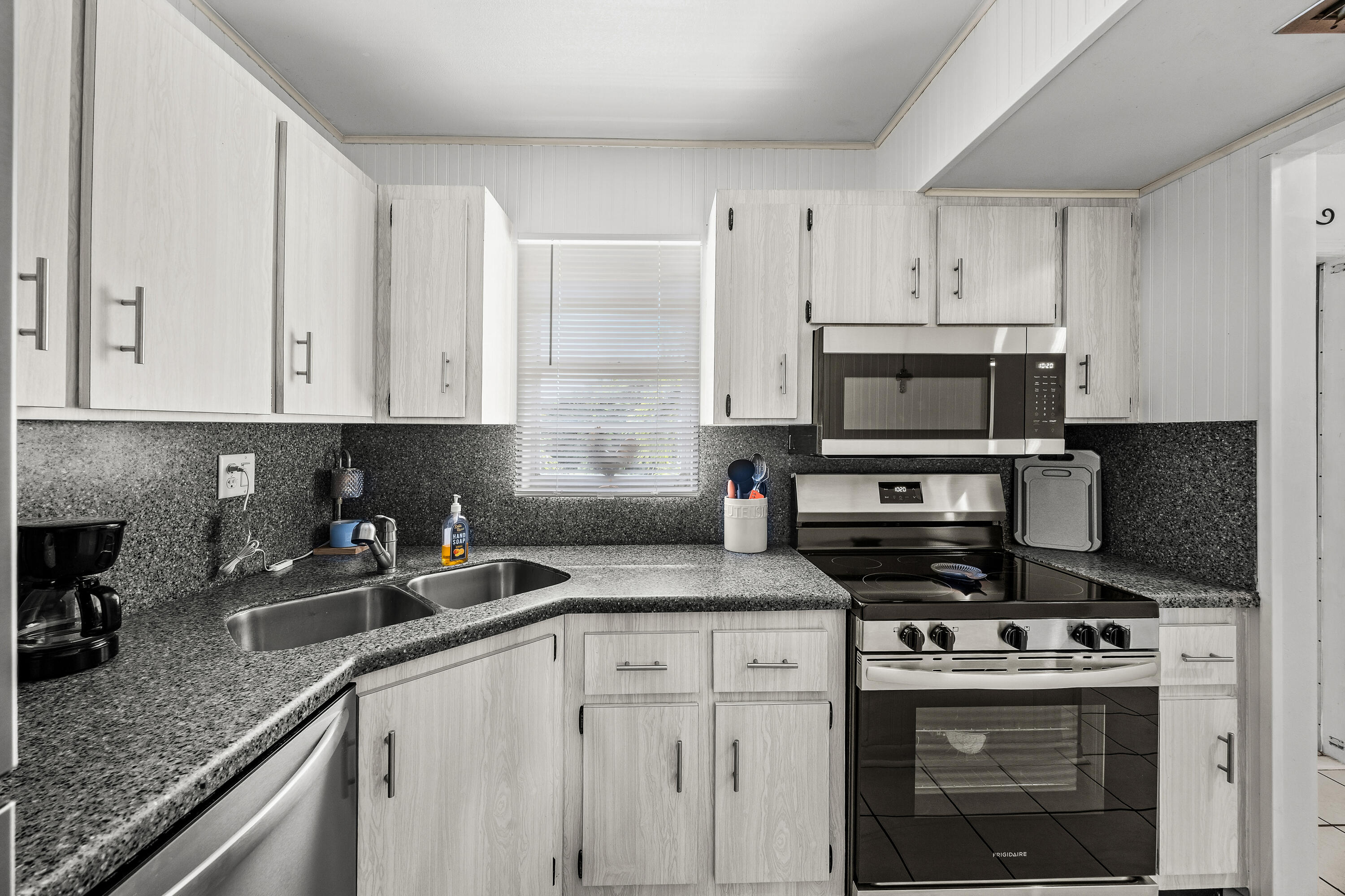 1917 Sw Palm City Road Apt G Property Photo 3