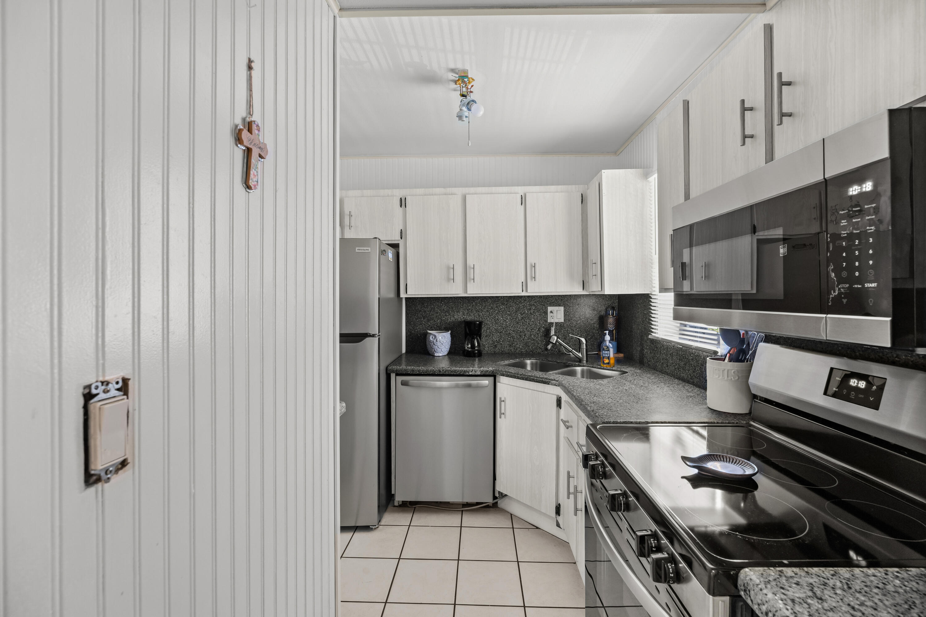 1917 Sw Palm City Road Apt G Property Photo 5