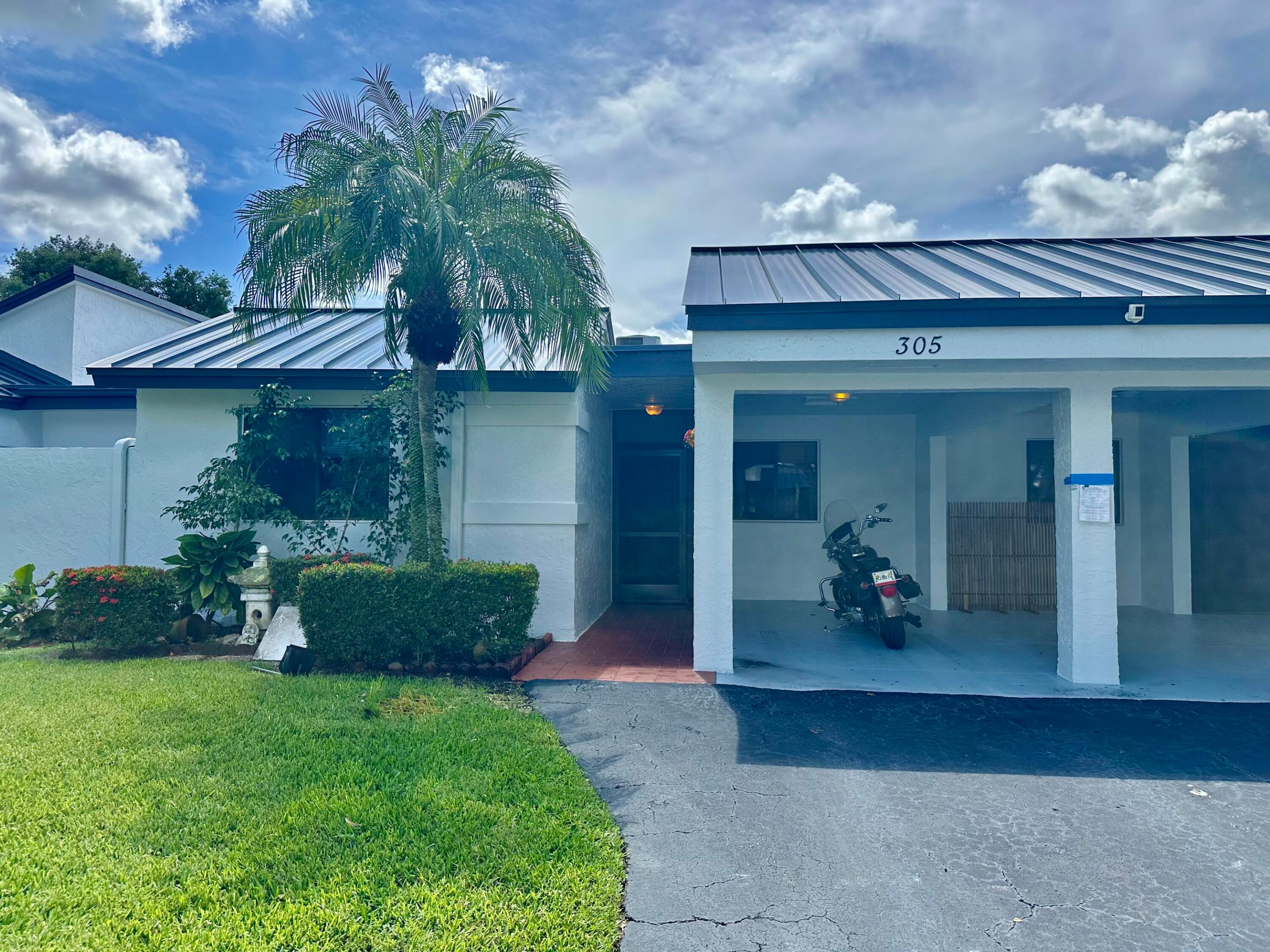305 Lakeside Court