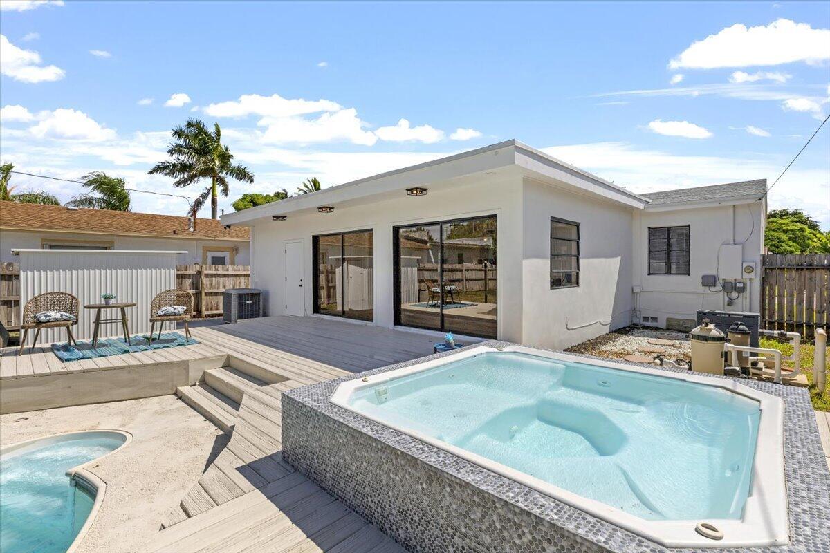 1227 N Ocean Breeze Property Photo 2