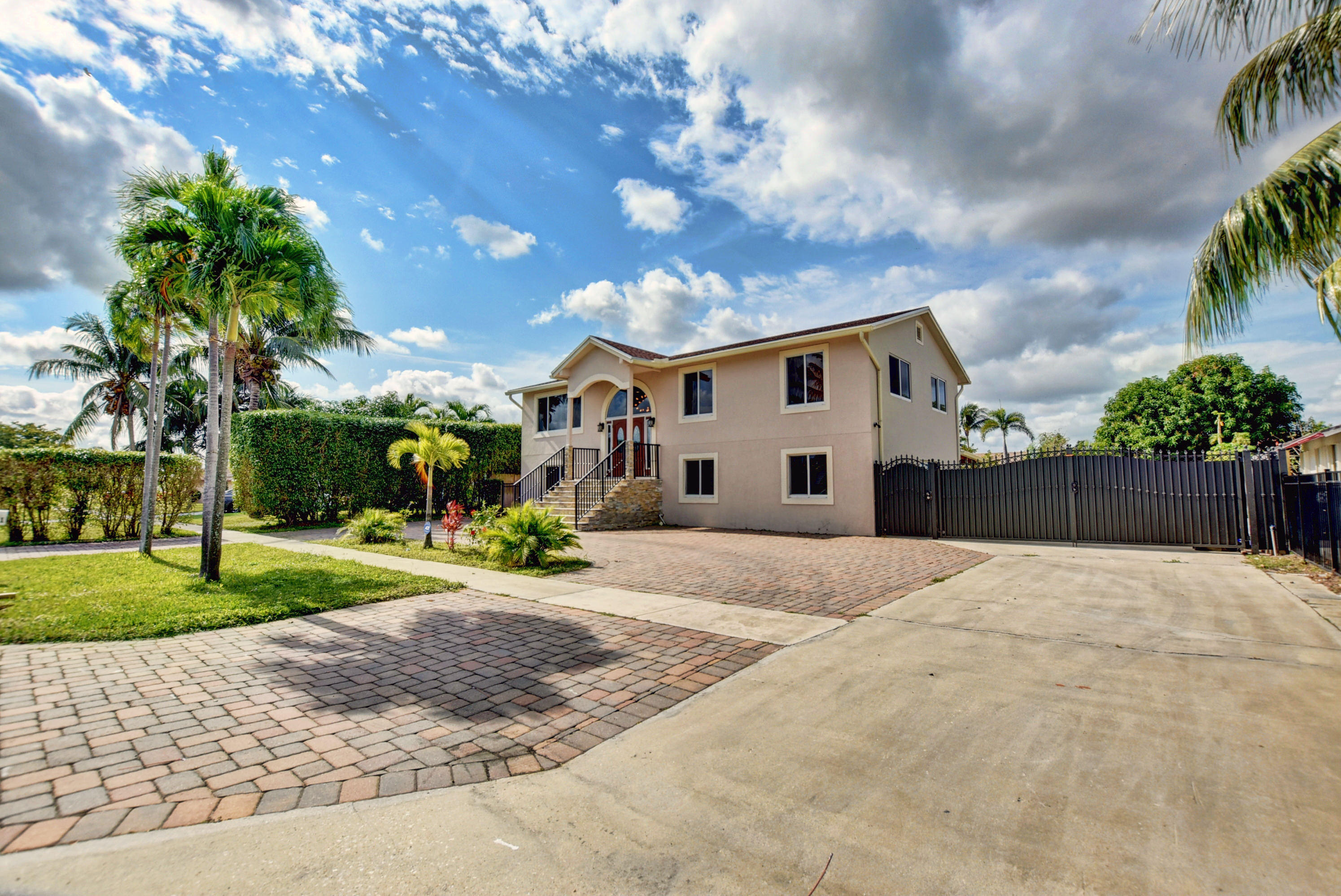 1371 Woodcrest Road W Property Photo 1