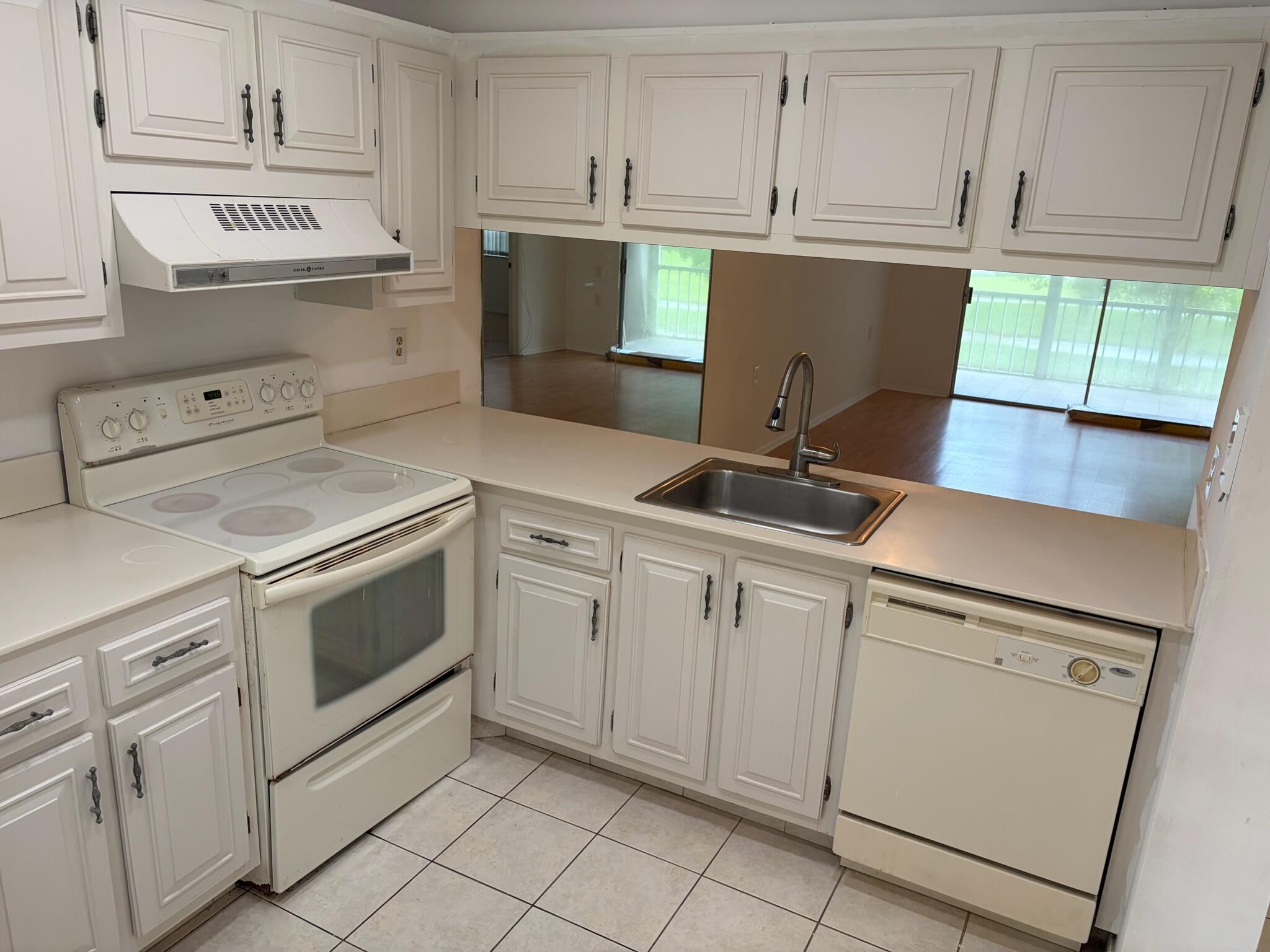2614 Nassau F2 Property Photo 4
