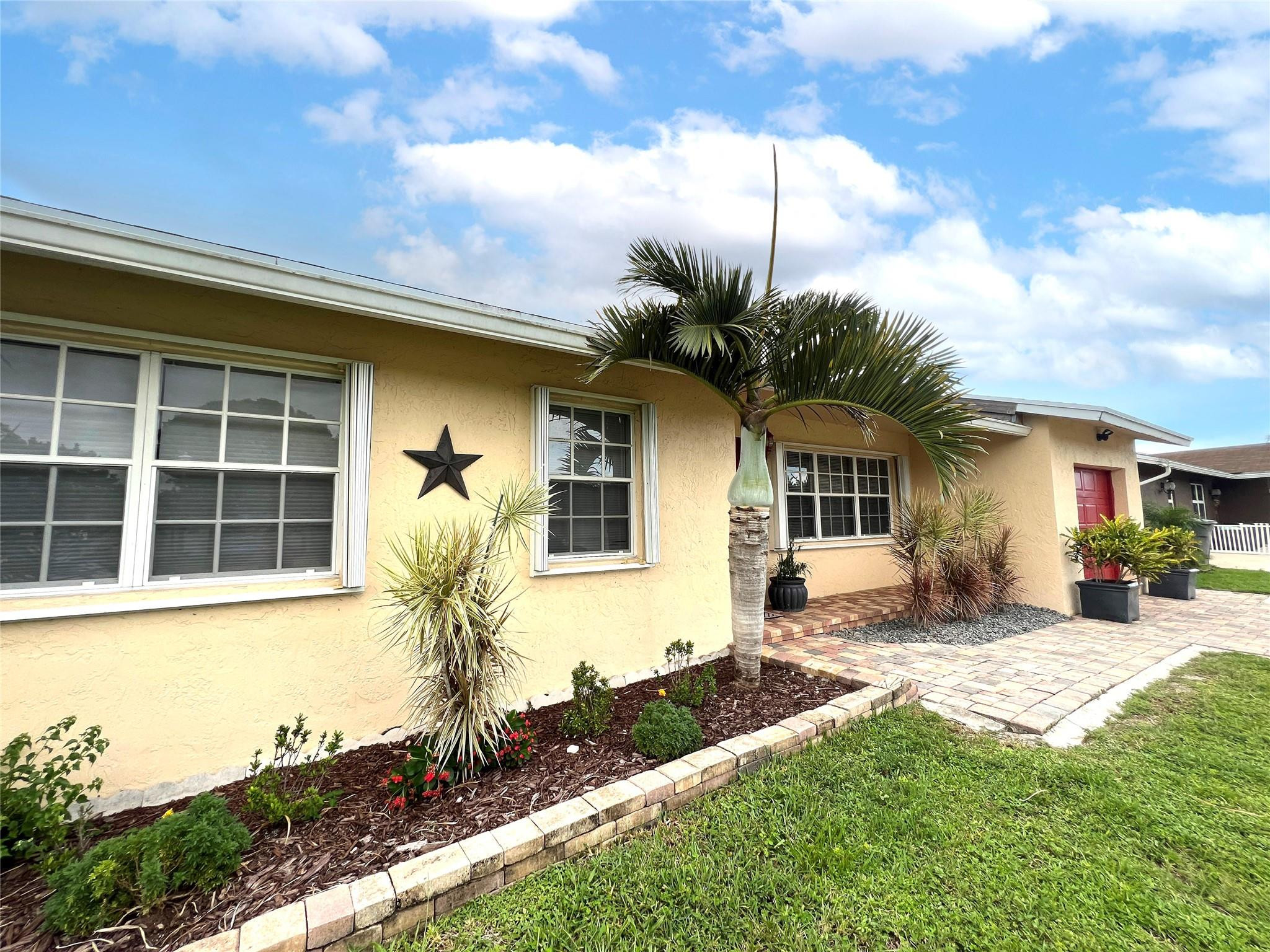 9135 Saddlecreek Drive Property Photo 3